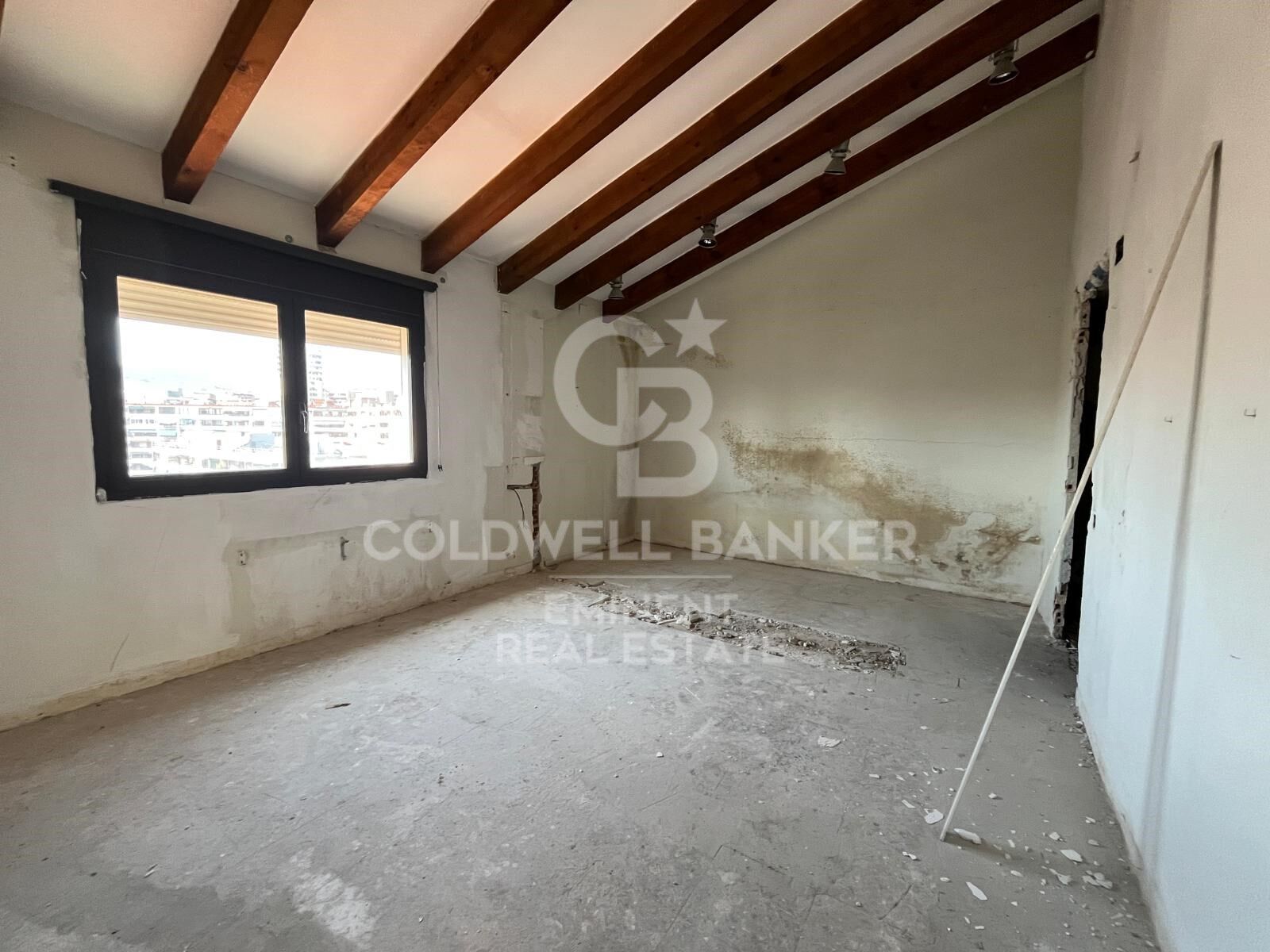 Magnífico sobreático dúplex para reformar a tu gusto, cerca Plaza Francesc Masià