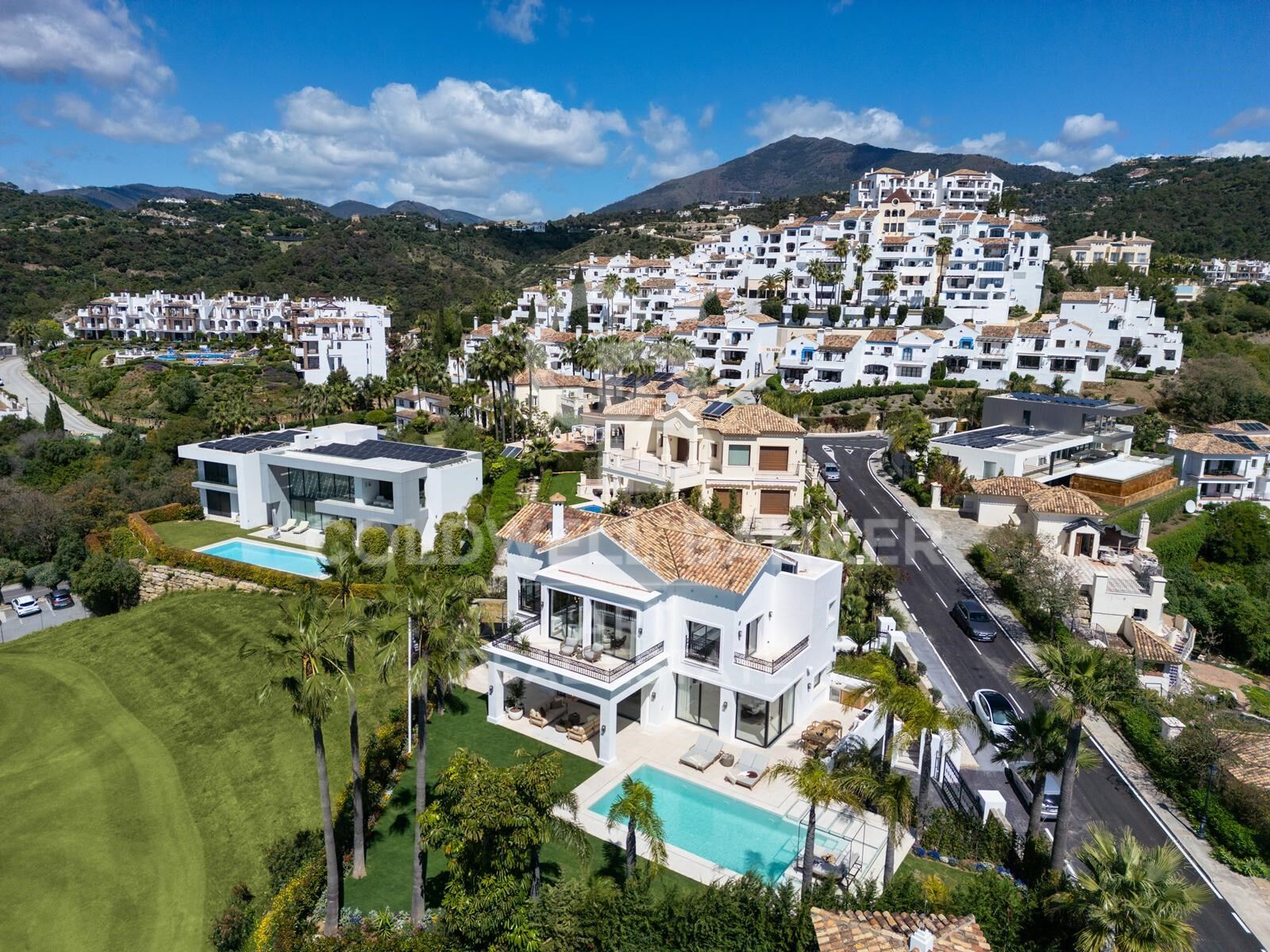 Villa mediterránea de lujo con vistas panorámicas en Los Arqueros, Benahavís
