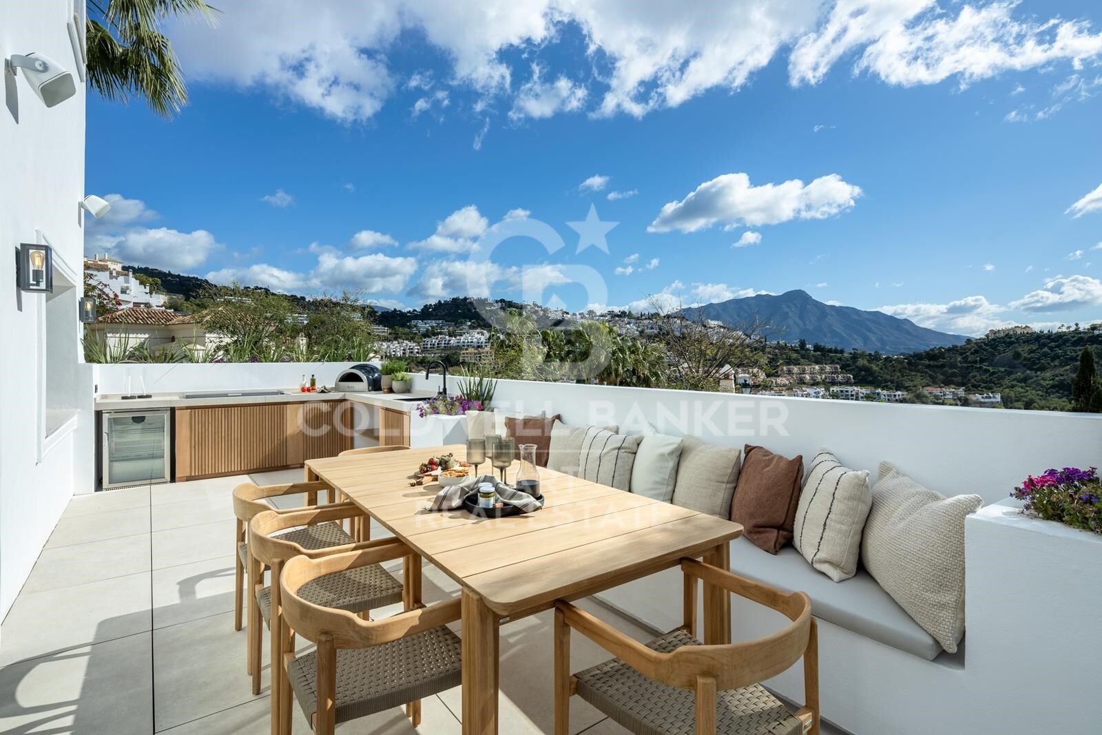 Villa mediterránea de lujo con vistas panorámicas en Los Arqueros, Benahavís