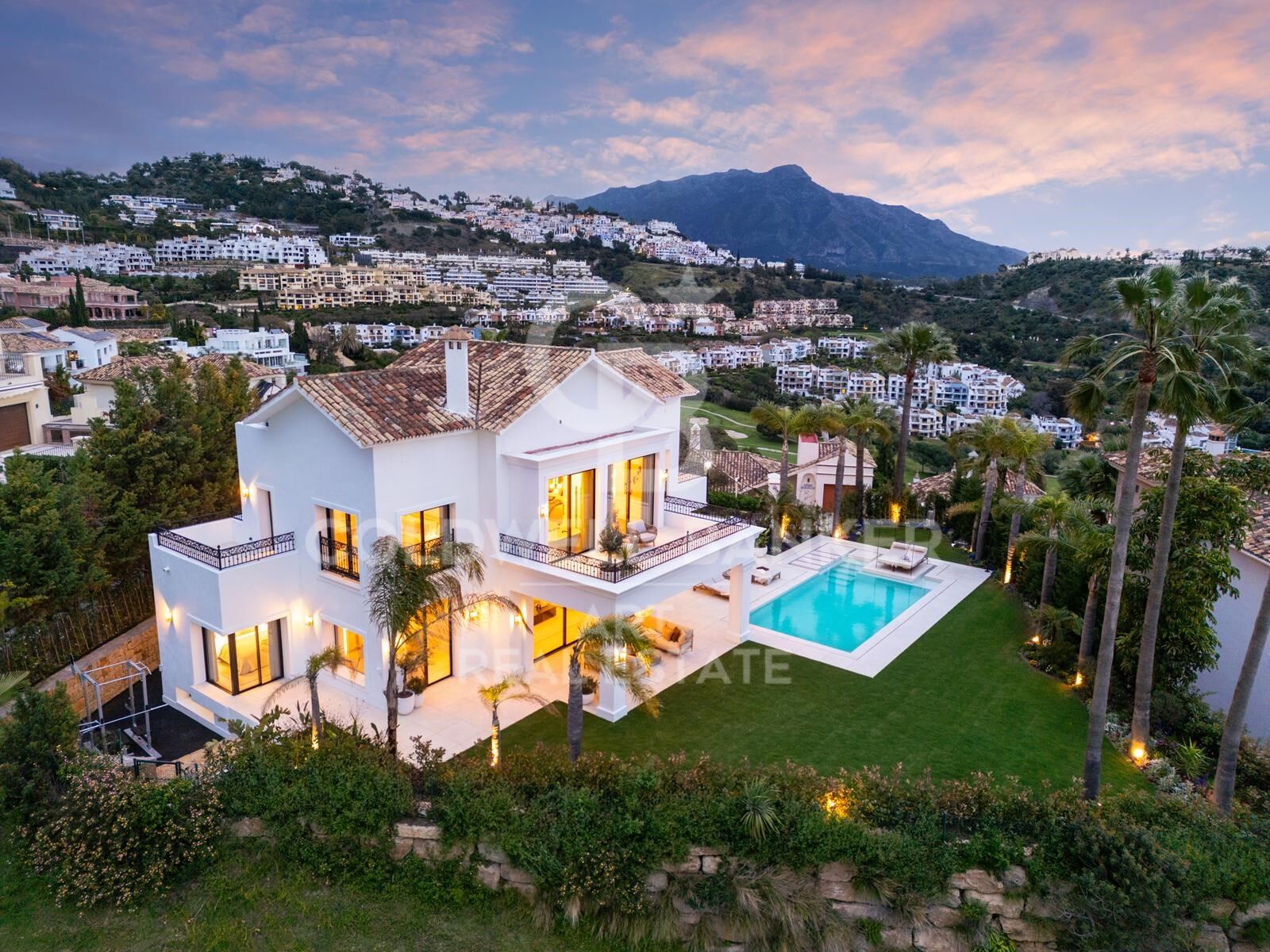 Villa mediterránea de lujo con vistas panorámicas en Los Arqueros, Benahavís