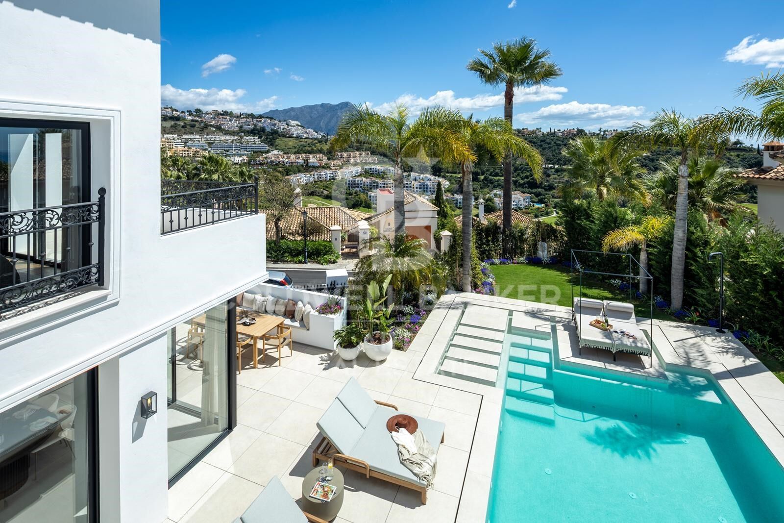 Villa mediterránea de lujo con vistas panorámicas en Los Arqueros, Benahavís