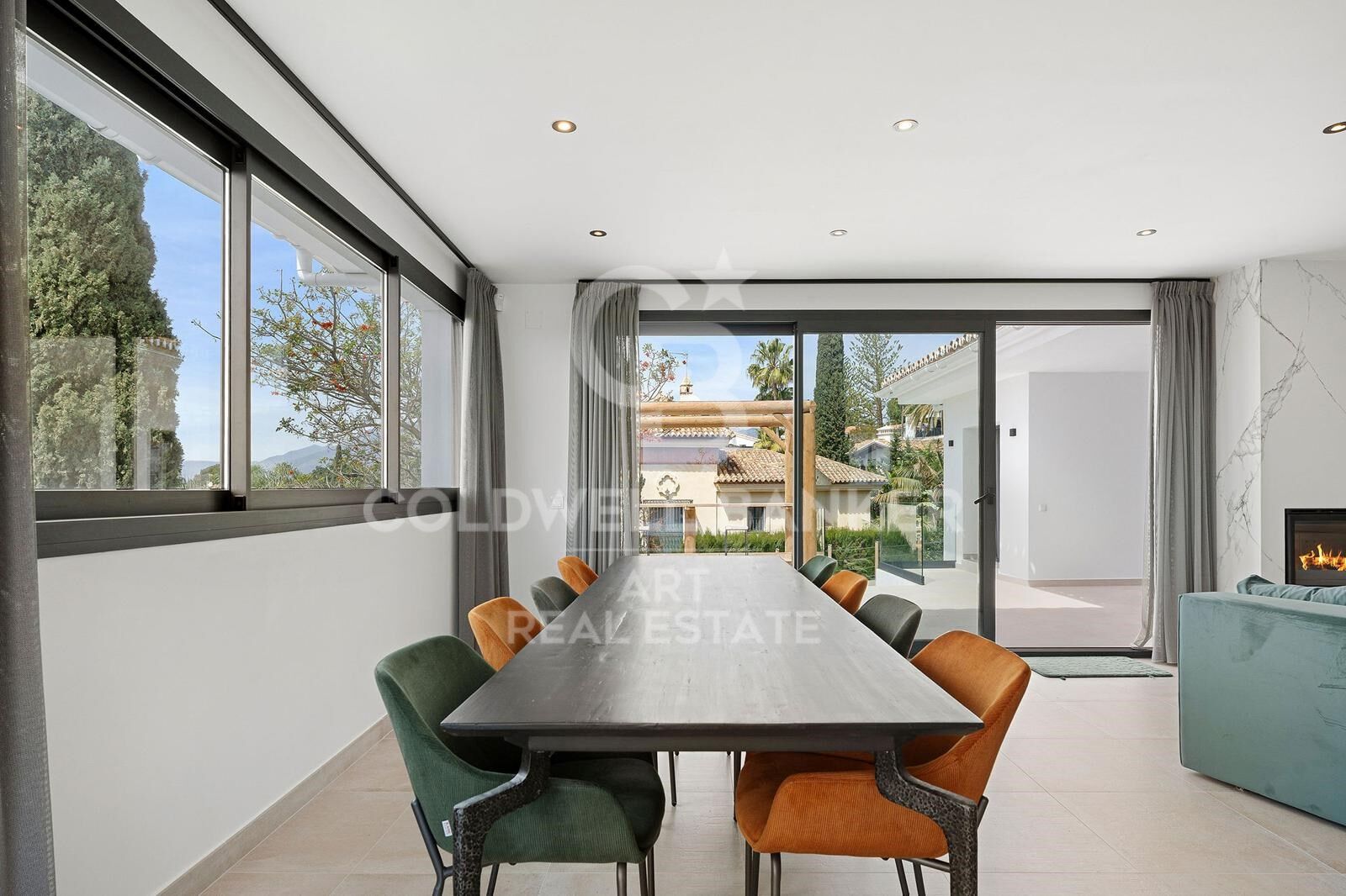 Moderne Villa auf einer Ebene mit Meerblick in Elviria, Marbella