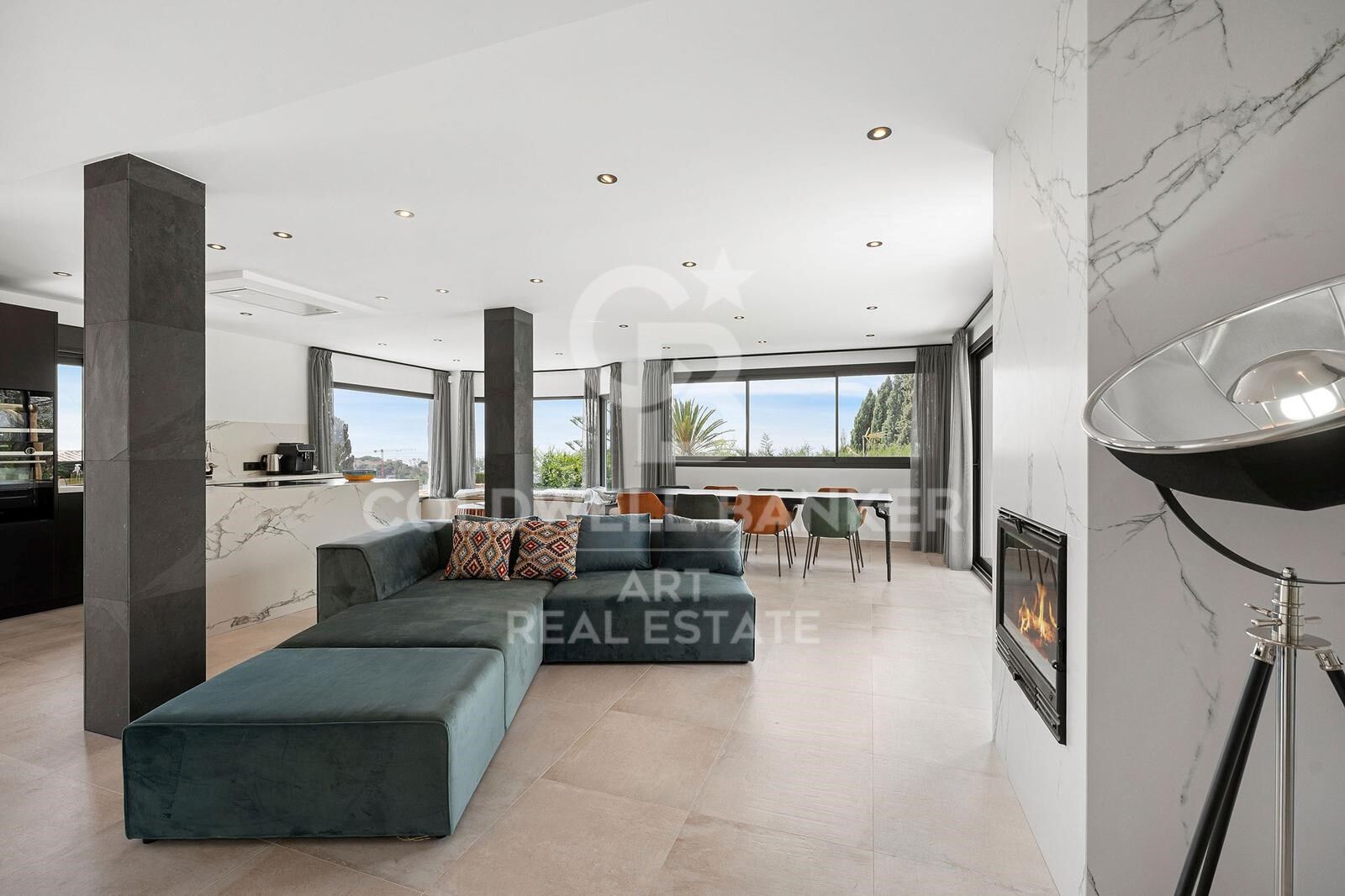 Moderne Villa auf einer Ebene mit Meerblick in Elviria, Marbella