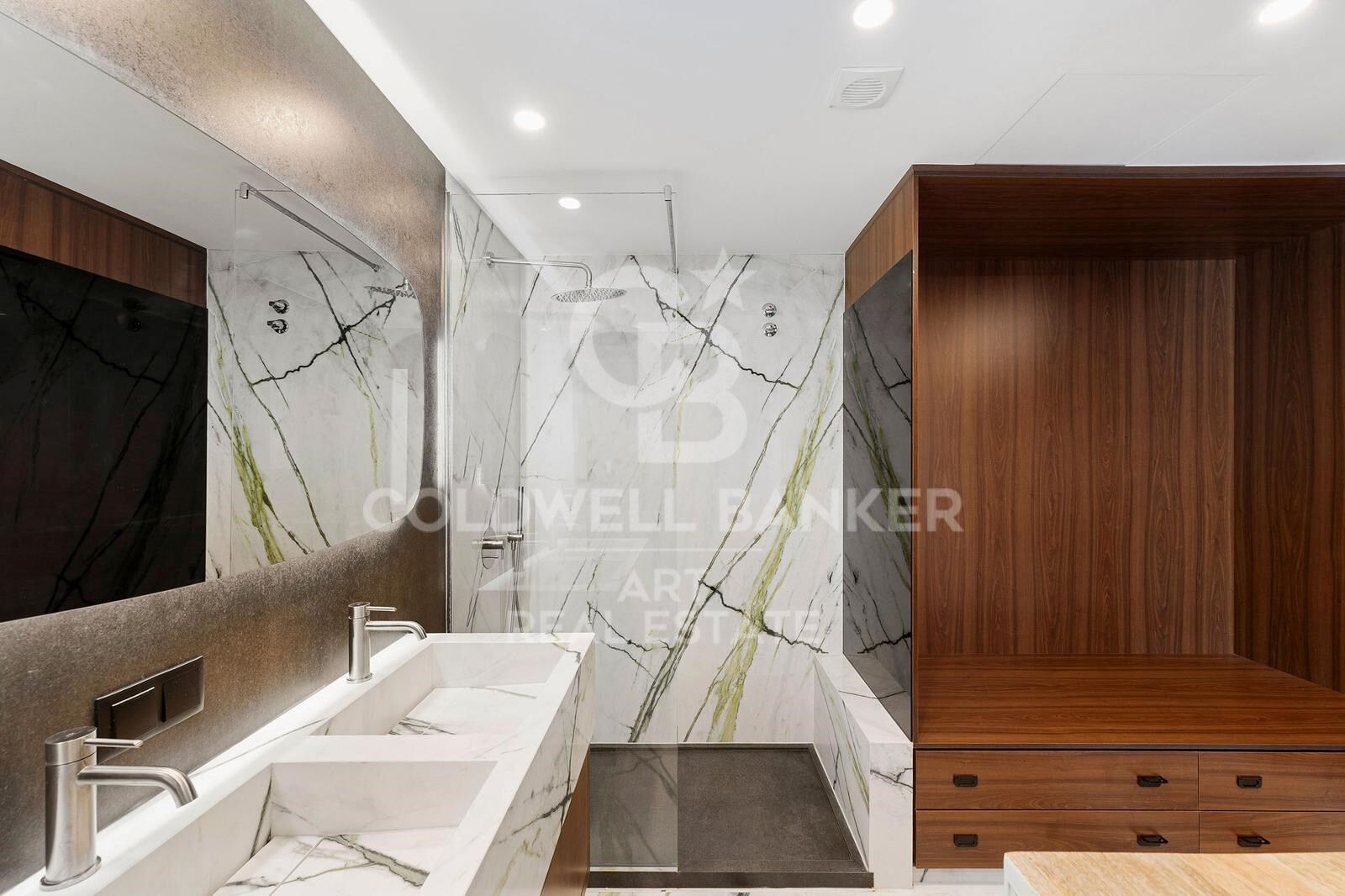 Moderne Villa auf einer Ebene mit Meerblick in Elviria, Marbella