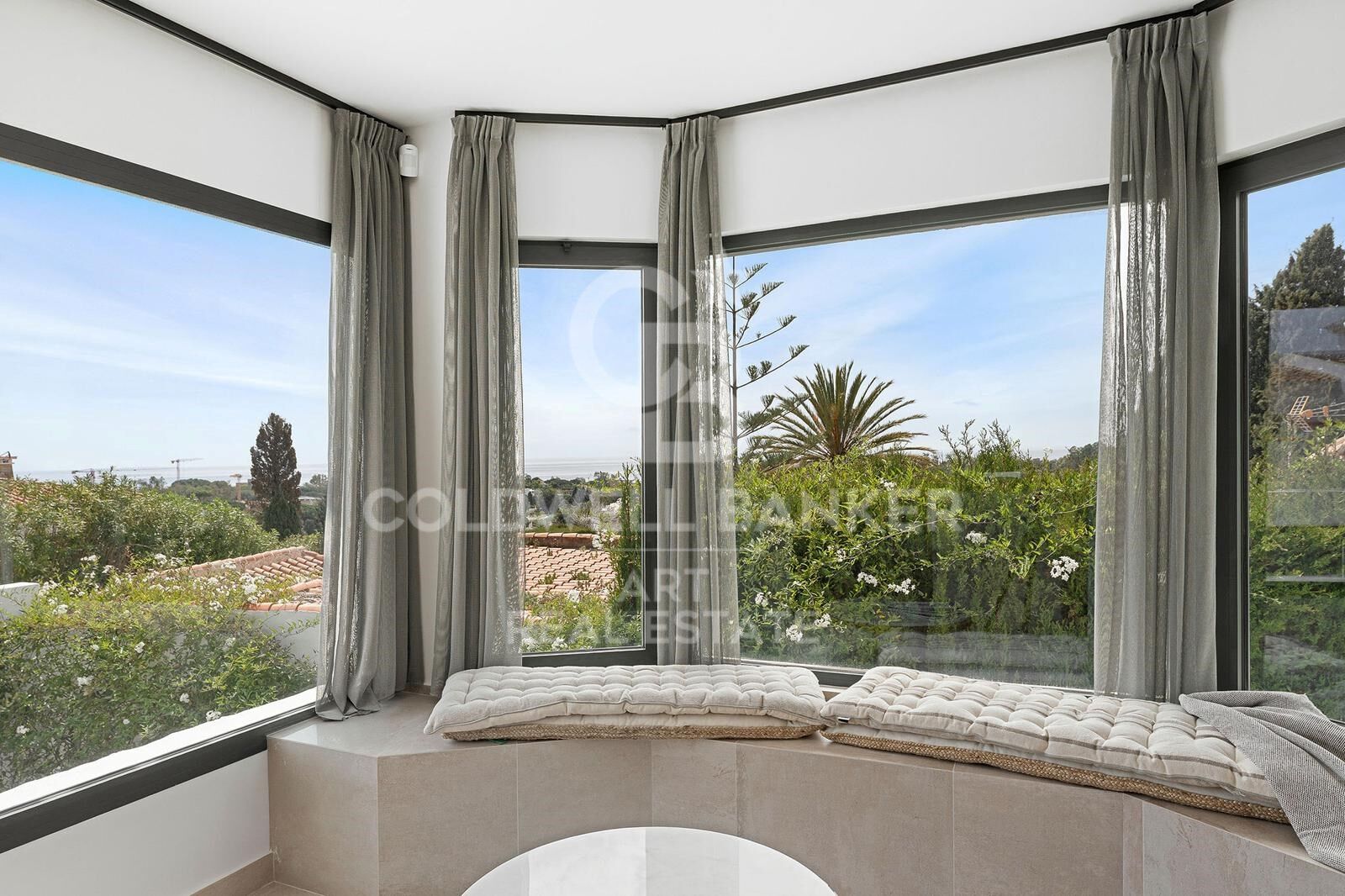 Villa contemporaine de plain-pied avec vue sur mer à Elviria, Marbella Est