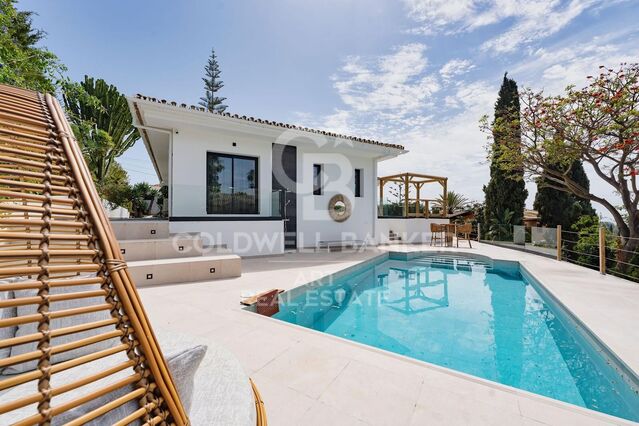 Villa moderna de una planta con vistas al mar en Elviria, Marbella Este