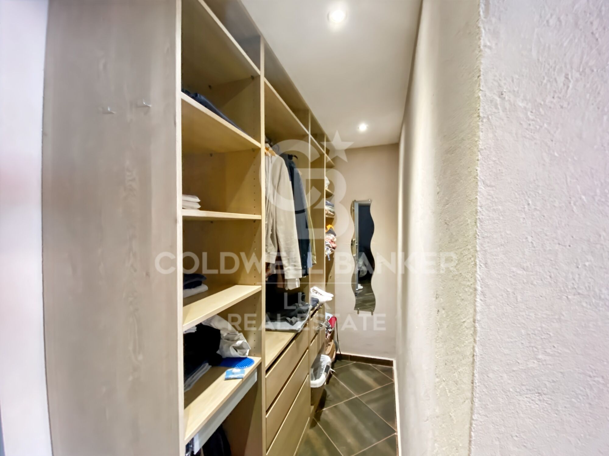 In L'Escala, sale of a restaurant (walls + background) with flat