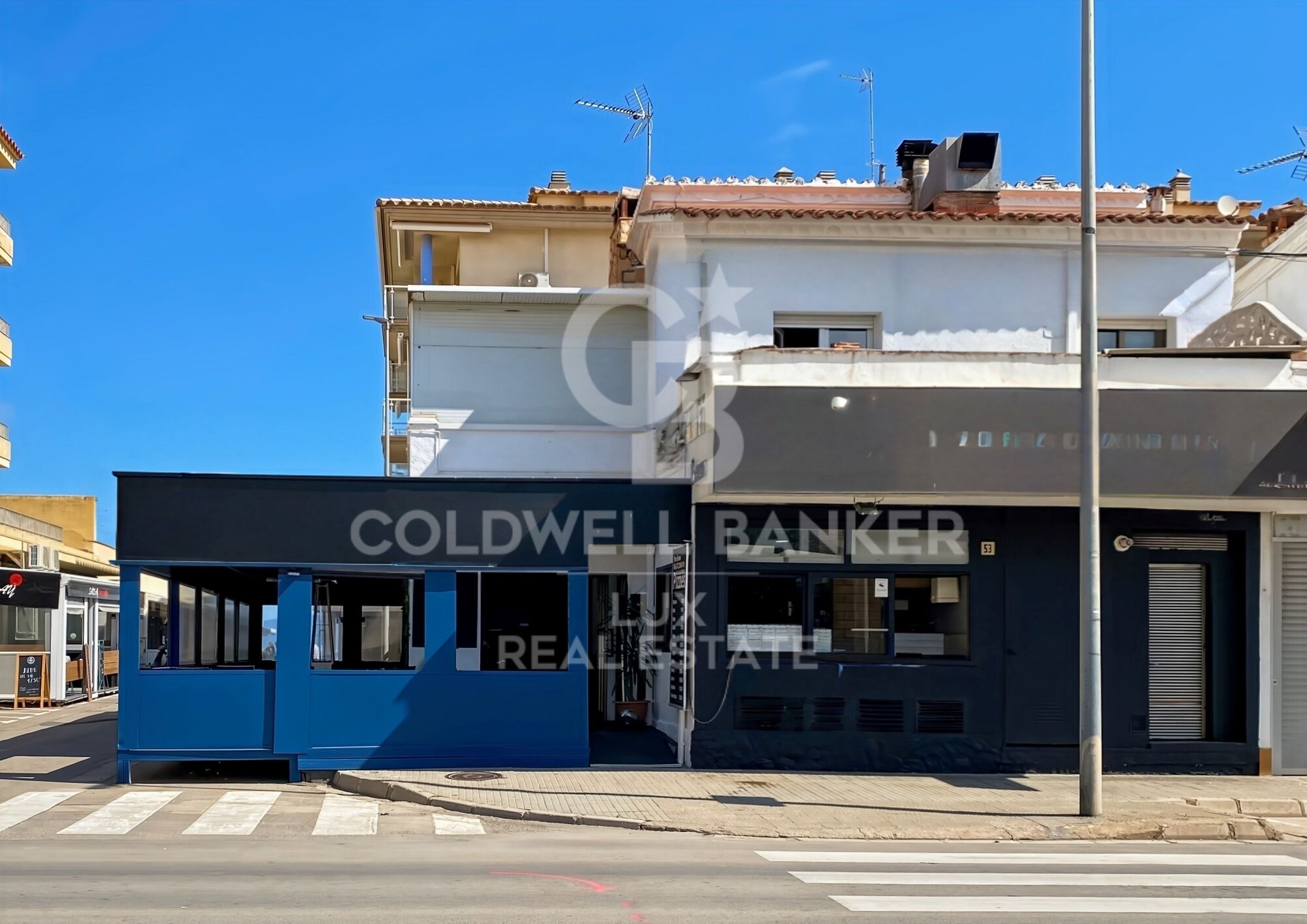 In L'Escala, sale of a restaurant (walls + background) with flat