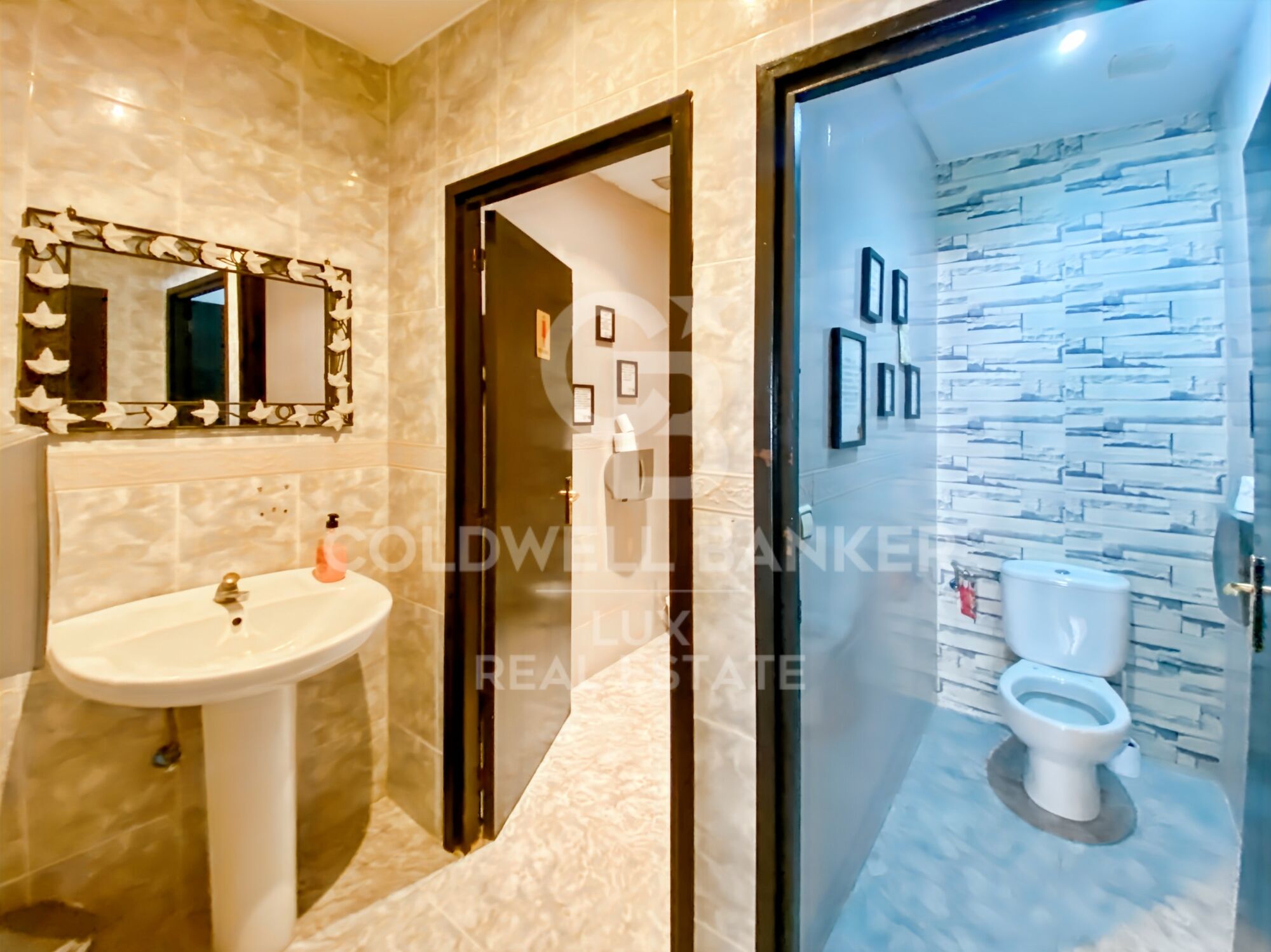 In L'Escala, sale of a restaurant (walls + background) with flat