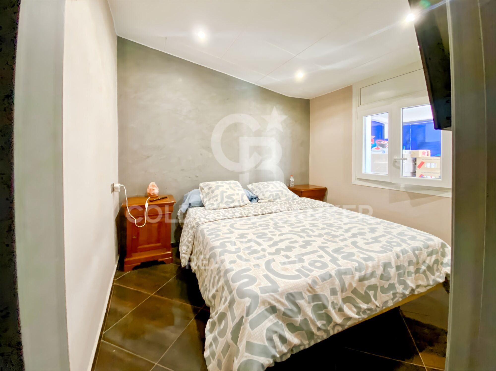 In L'Escala, sale of a restaurant (walls + background) with flat