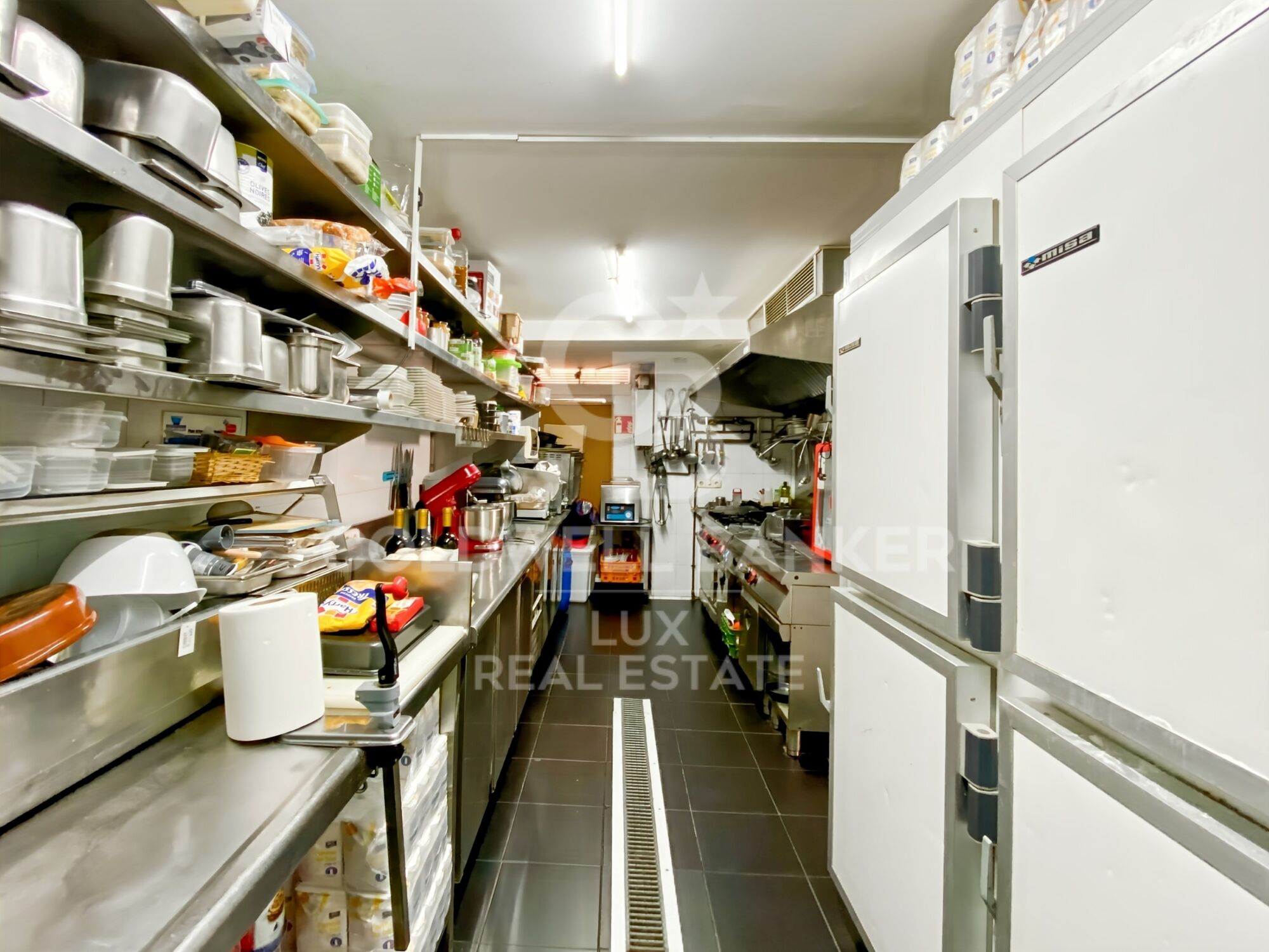 En L'Escala, venta de un restaurante (paredes + fondo) con apartamento