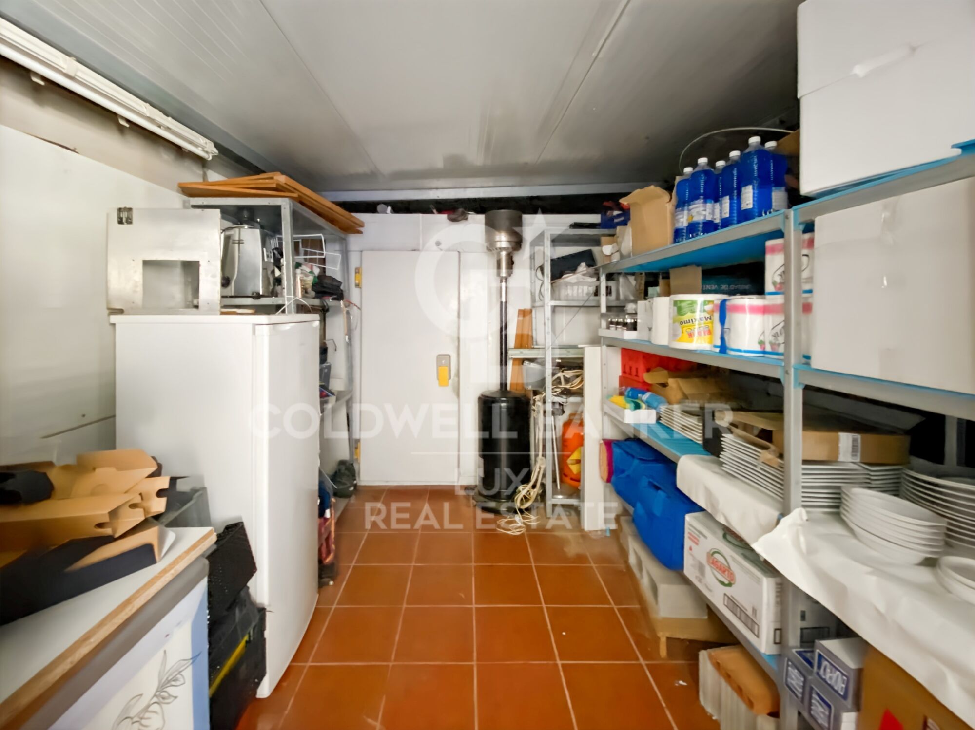 En L'Escala, venta de un restaurante (paredes + fondo) con apartamento