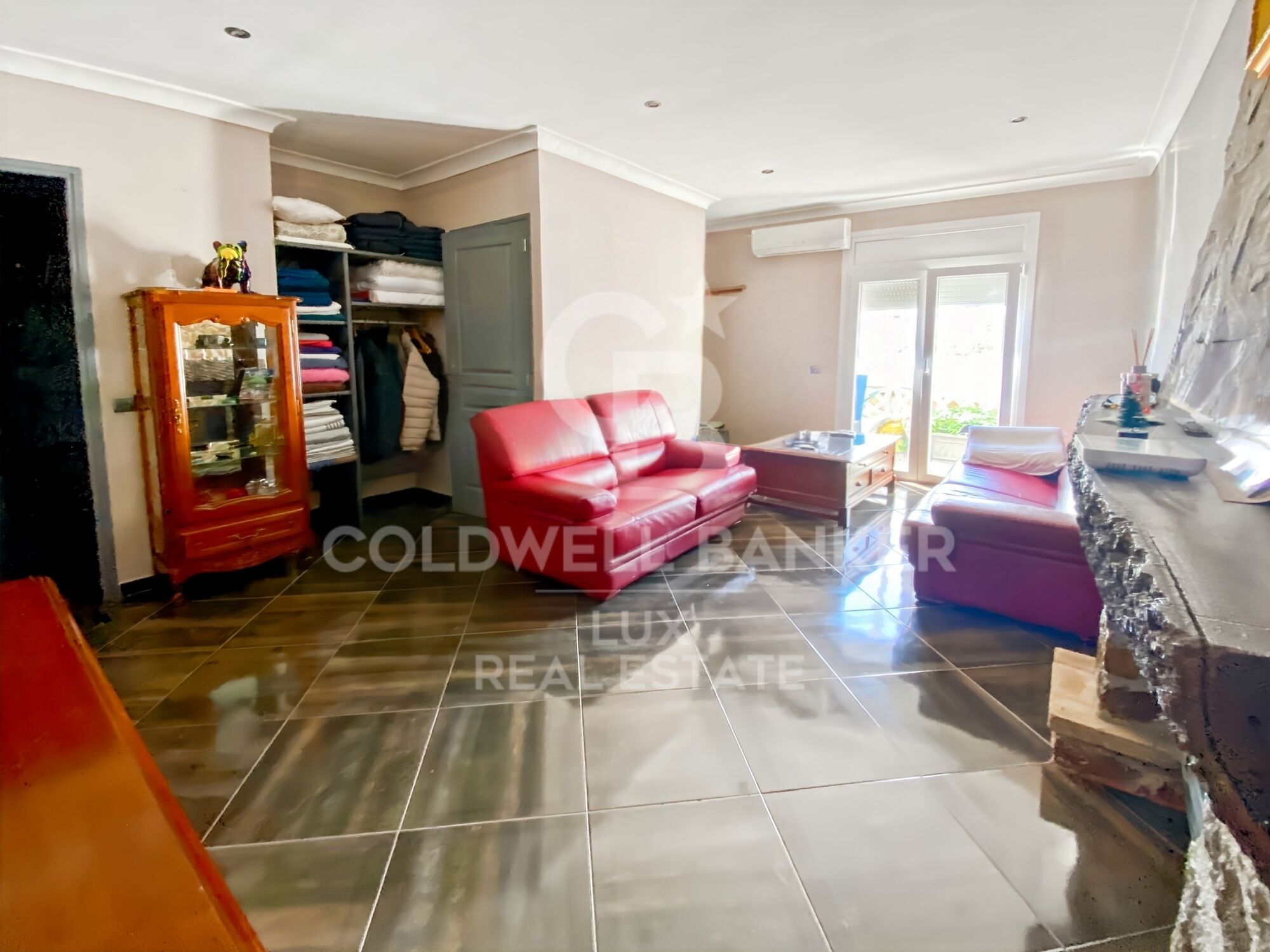 En L'Escala, venta de un restaurante (paredes + fondo) con apartamento