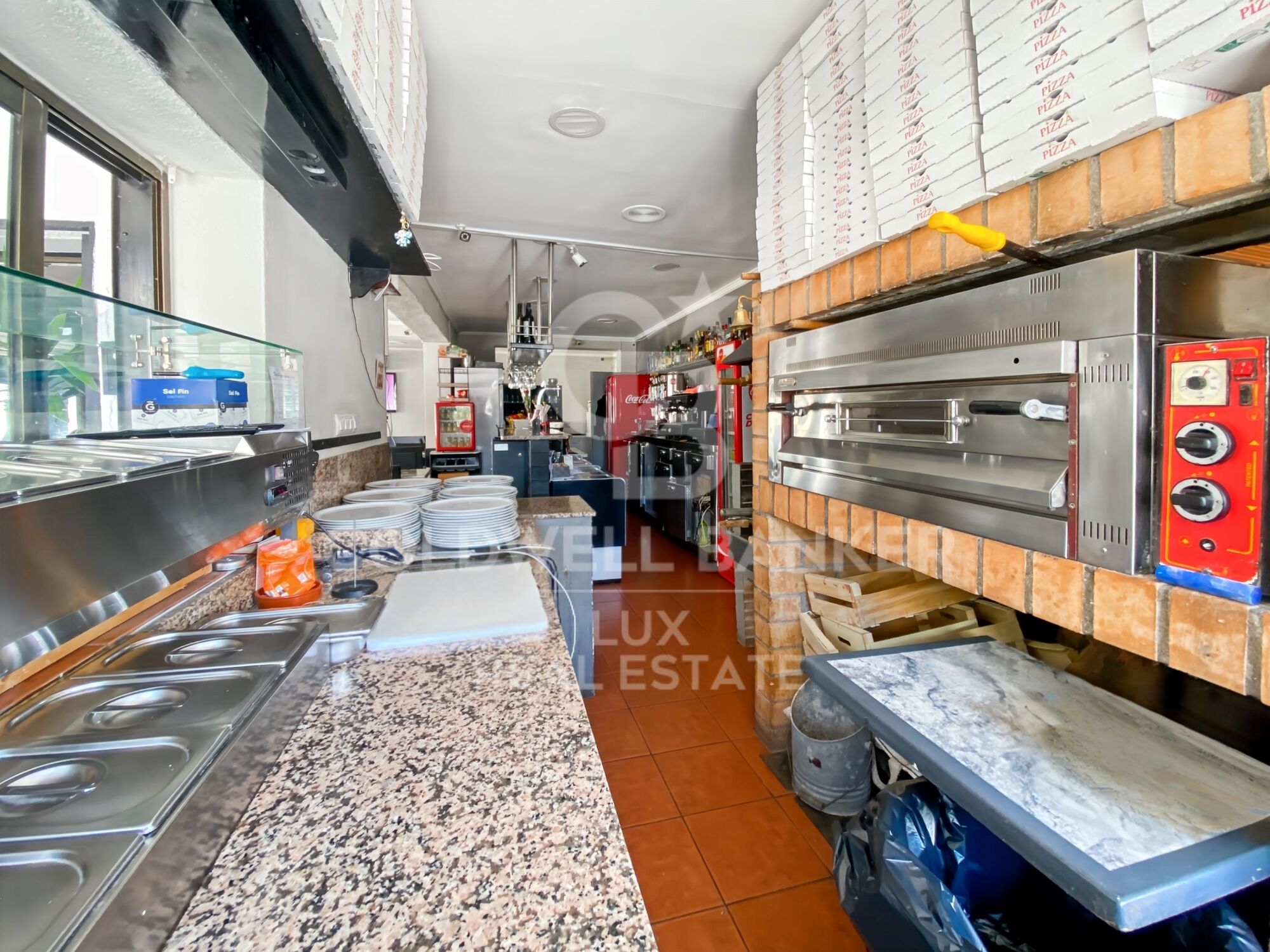 In L'Escala, sale of a restaurant (walls + background) with flat