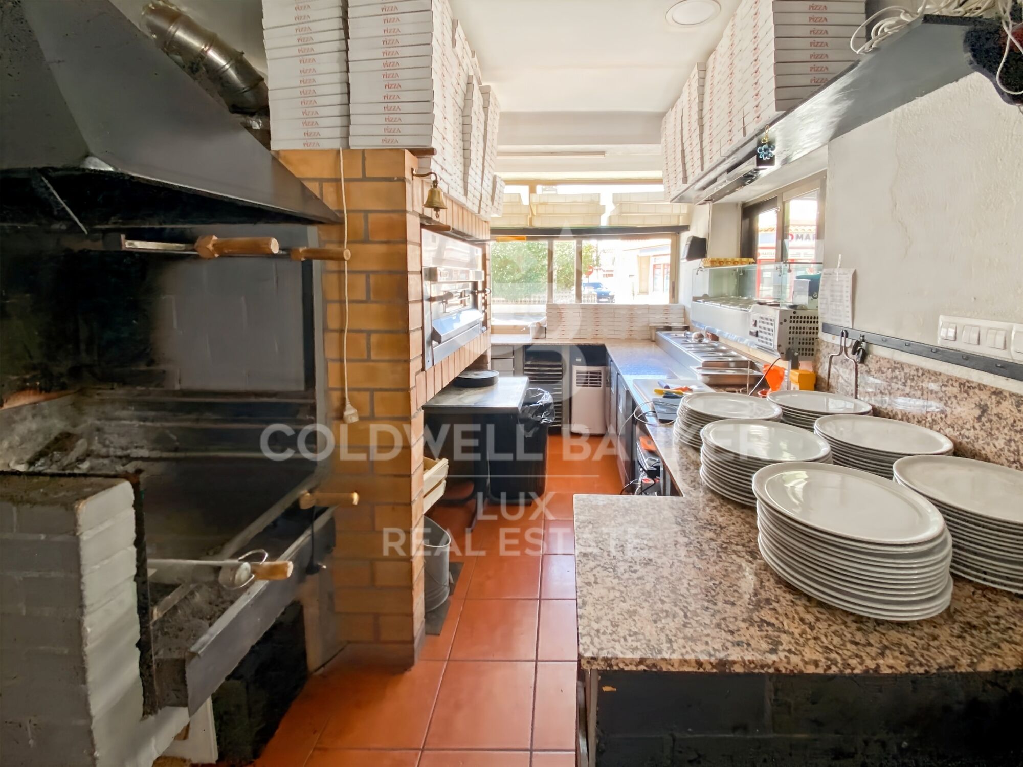 In L'Escala, sale of a restaurant (walls + background) with flat