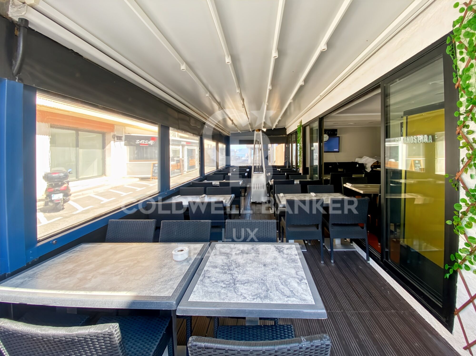 In L'Escala, sale of a restaurant (walls + background) with flat