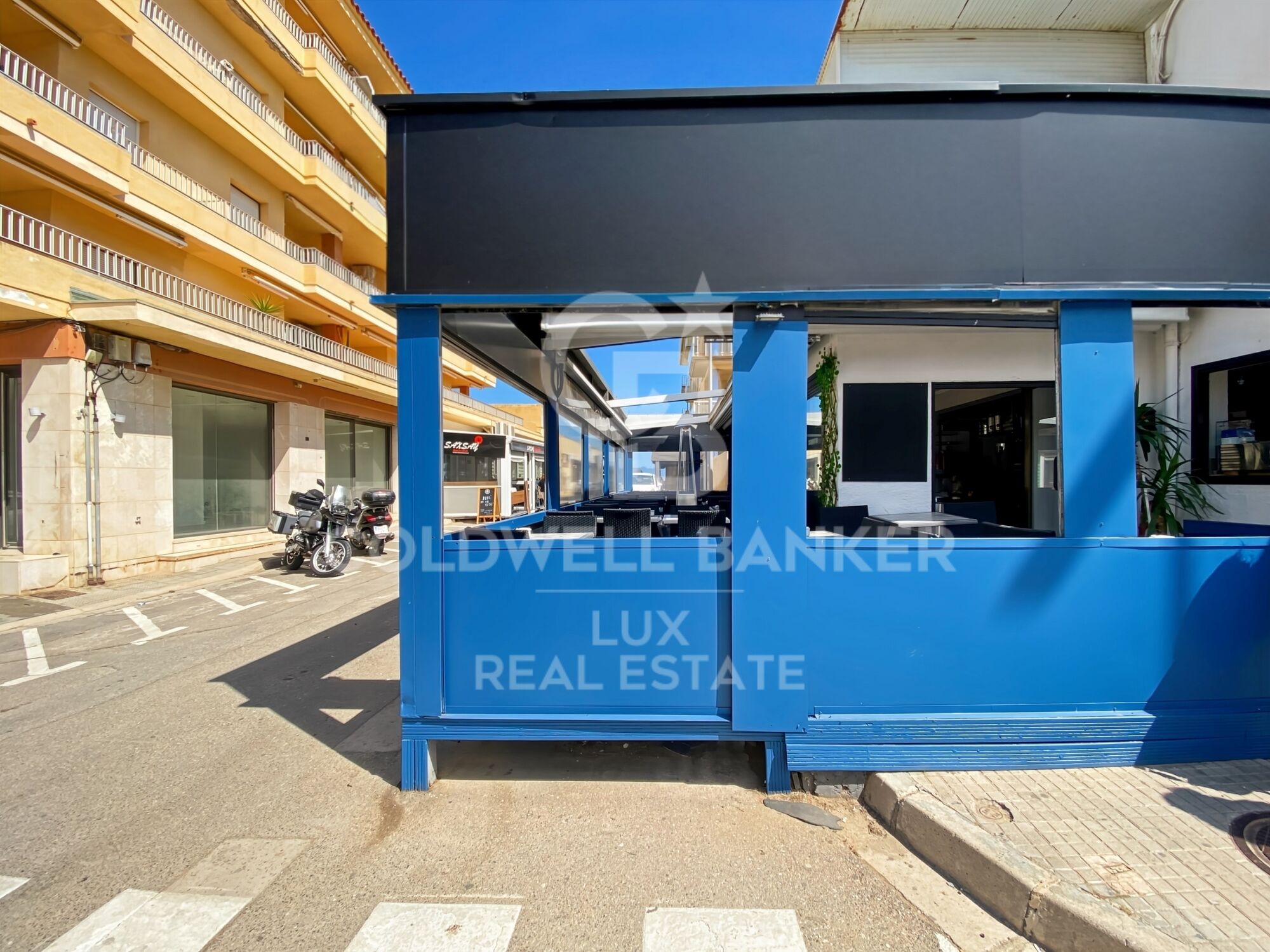 In L'Escala, sale of a restaurant (walls + background) with flat