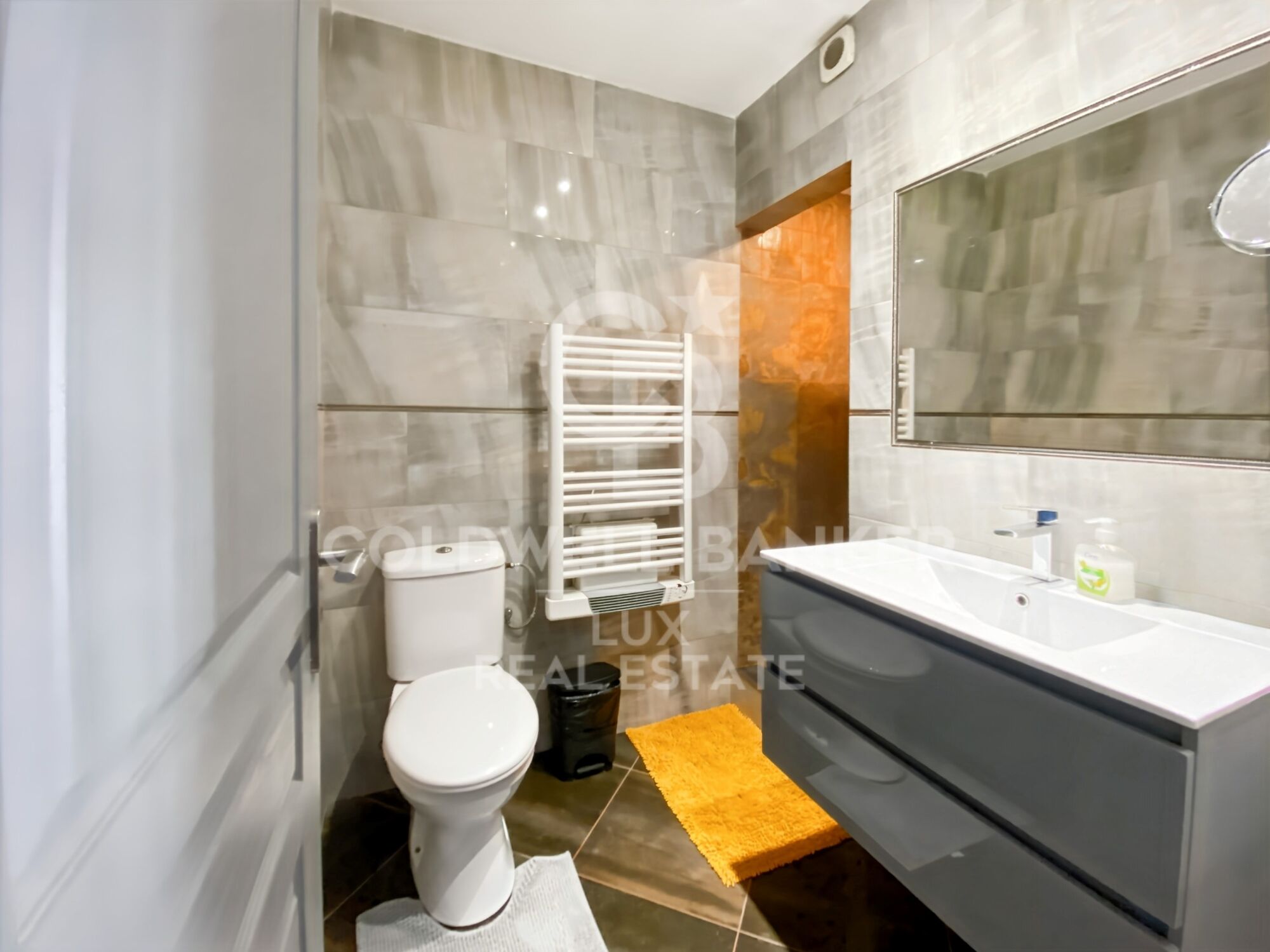 In L'Escala, sale of a restaurant (walls + background) with flat