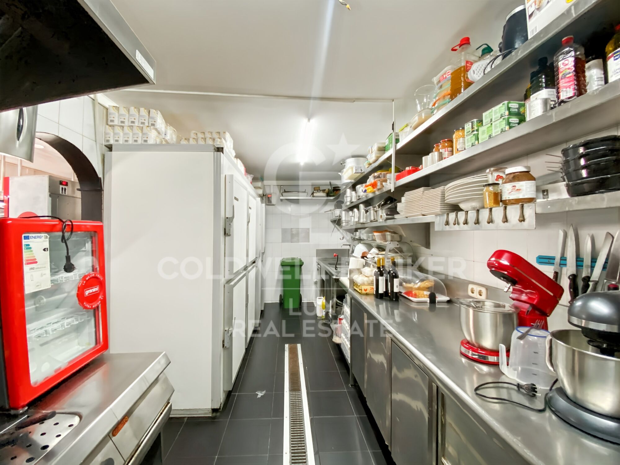 In L'Escala, sale of a restaurant (walls + background) with flat