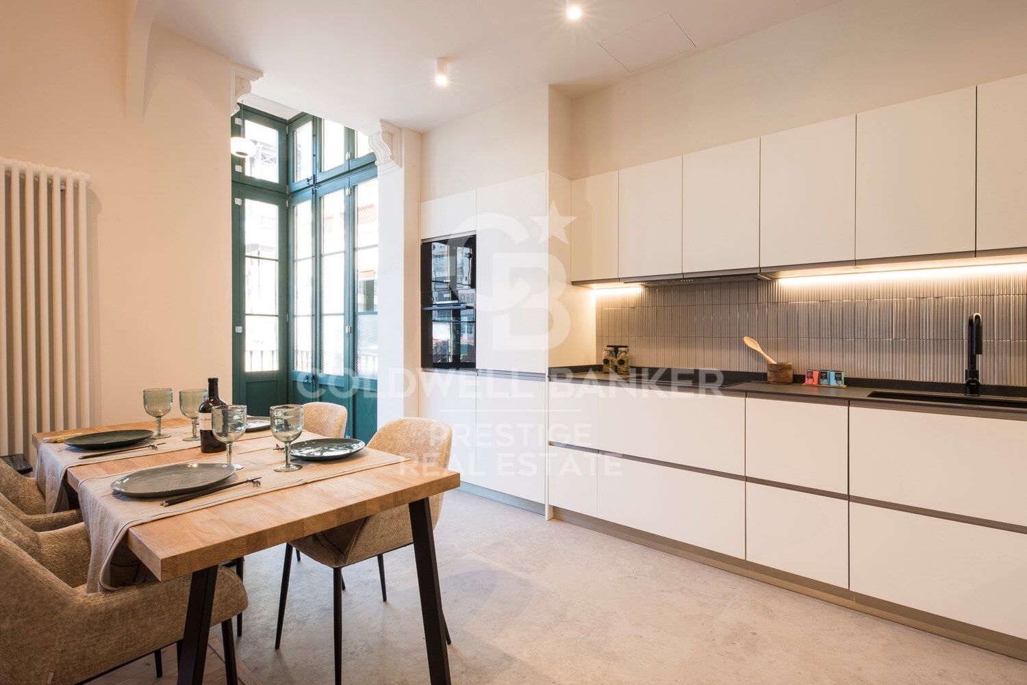 Piso en finca regia con elementos representativos y terraza. 'La Dreta de l'Eixample ', Barcelona