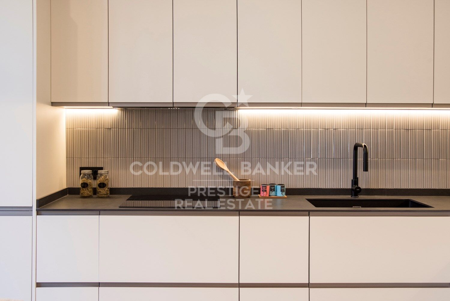 Piso en finca regia con elementos representativos y terraza. 'La Dreta de l'Eixample ', Barcelona