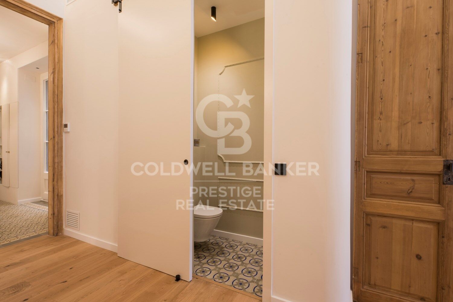 Piso en finca regia con elementos representativos y terraza. 'La Dreta de l'Eixample ', Barcelona