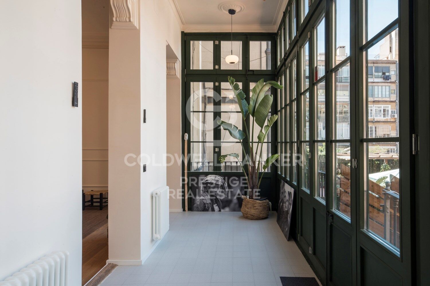 Piso en finca regia con elementos representativos y terraza. 'La Dreta de l'Eixample ', Barcelona
