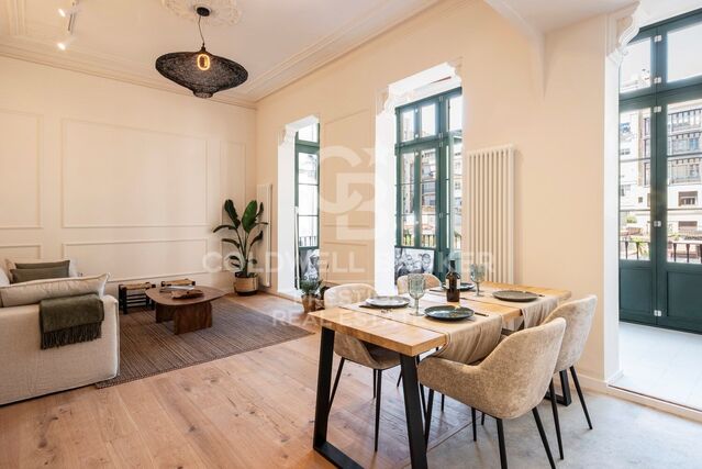 Piso en finca regia con elementos representativos y terraza. 'La Dreta de l'Eixample ', Barcelona