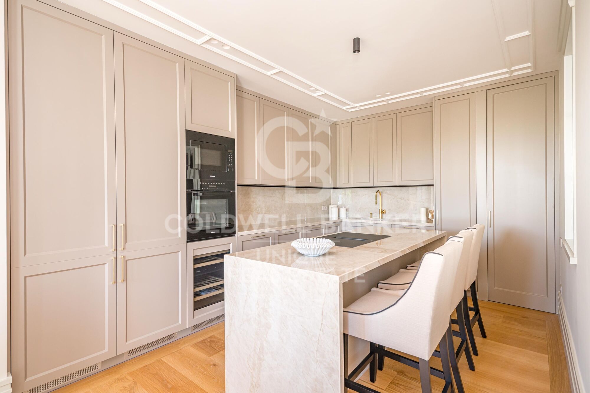 Completely refurbished 3 bedroom flat with views of the Retiro Park