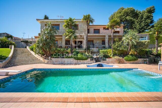 Luxury villa in exclusive urbanisation Sierra Perenchiza, 556m2, pool and incredible views