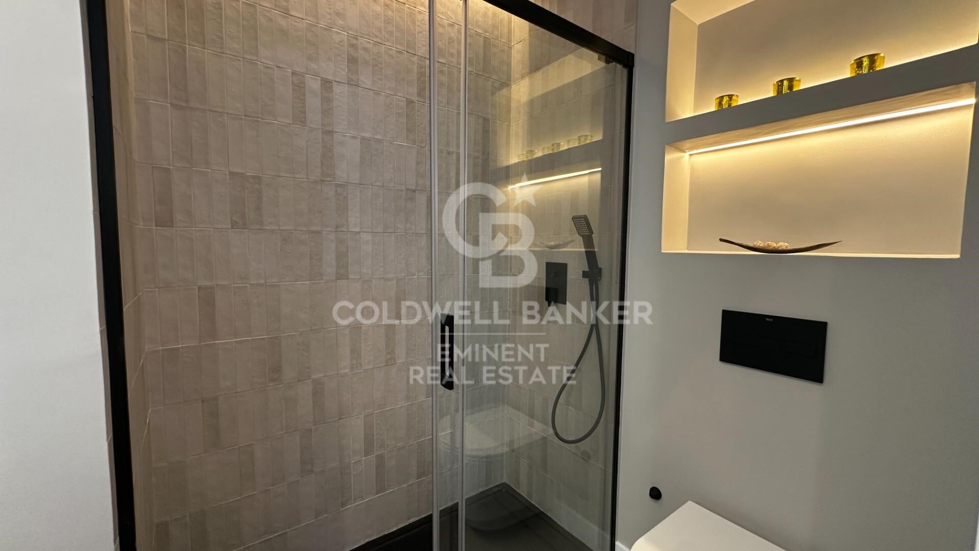 Furnished P1 apartment, newly built with attention to detail, featuring a private terrace, solarium, and communal pool.