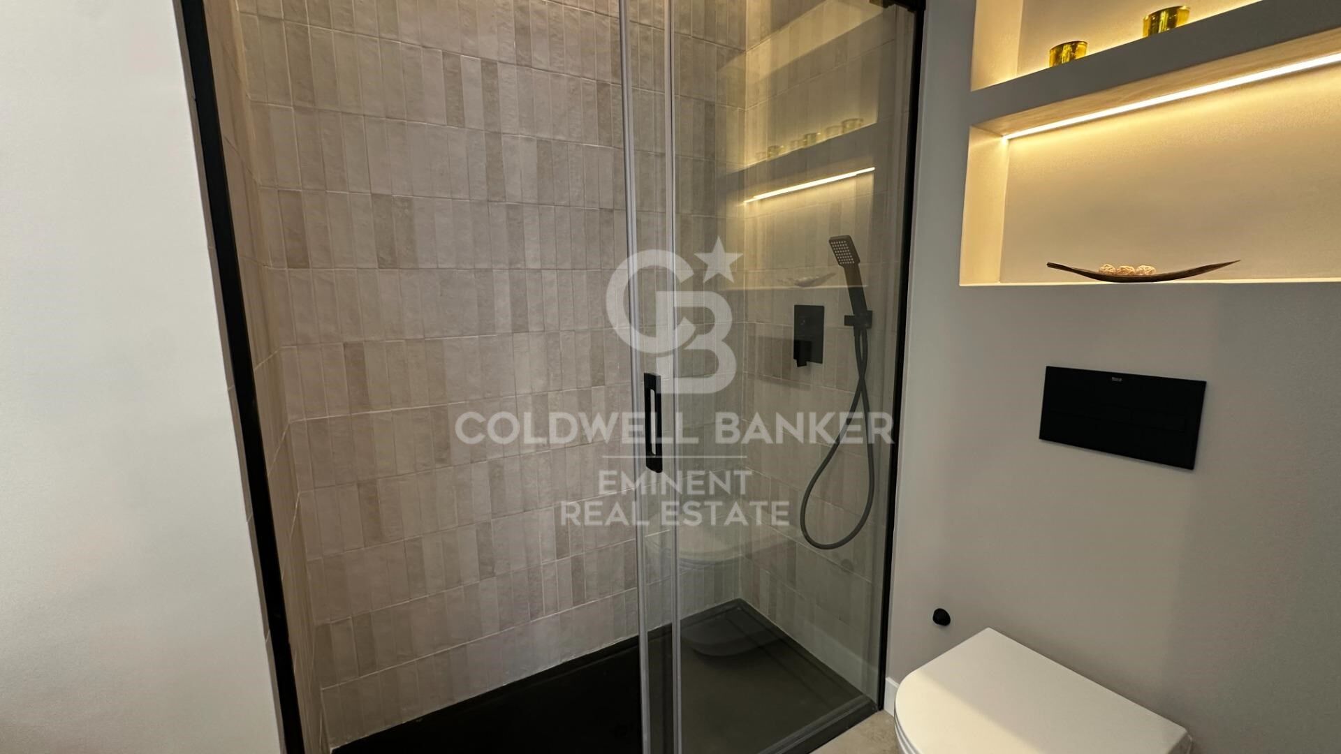 Furnished P1 apartment, newly built with attention to detail, featuring a private terrace, solarium, and communal pool.