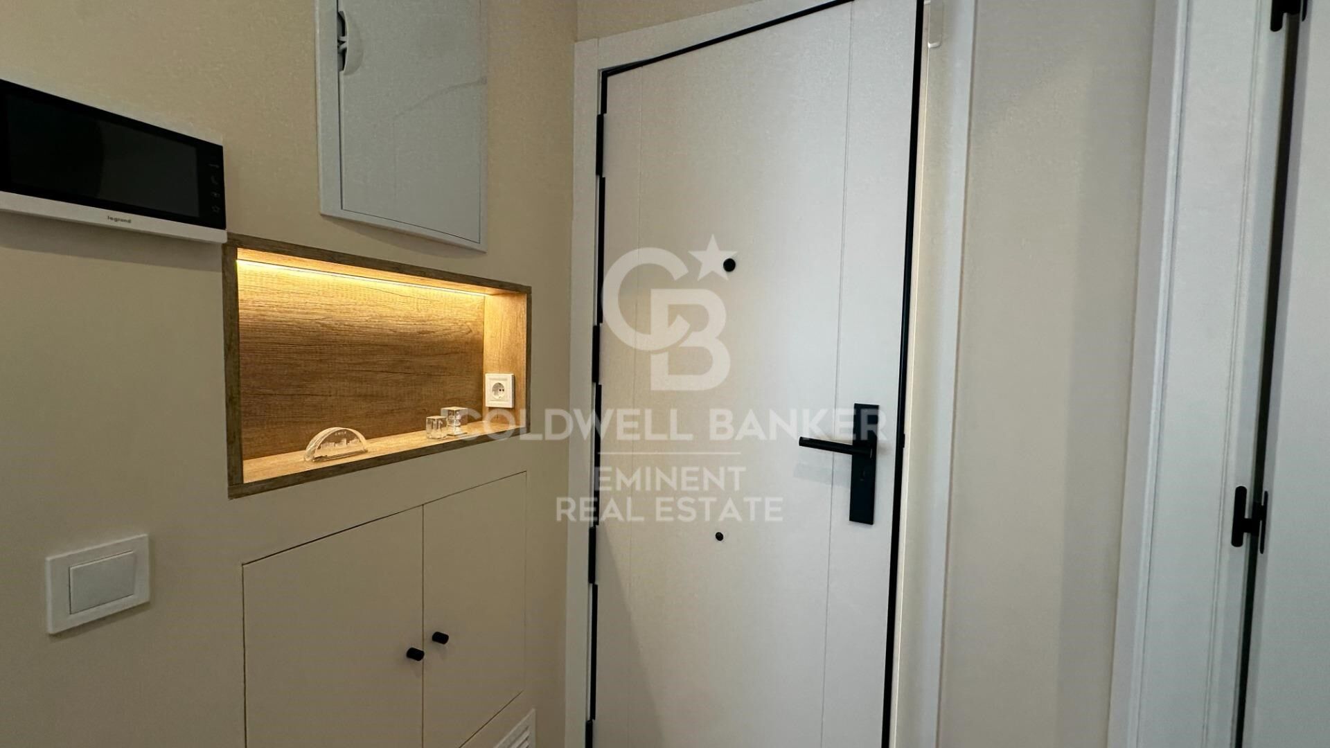 Furnished P1 apartment, newly built with attention to detail, featuring a private terrace, solarium, and communal pool.