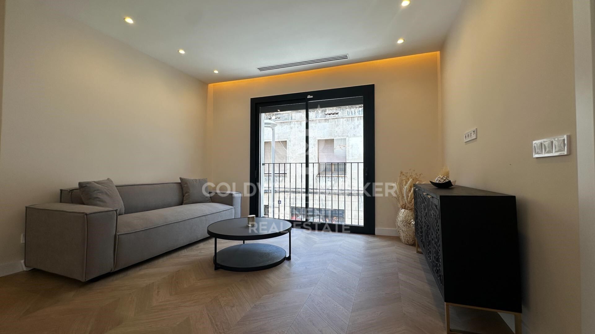 Furnished P1 apartment, newly built with attention to detail, featuring a private terrace, solarium, and communal pool.