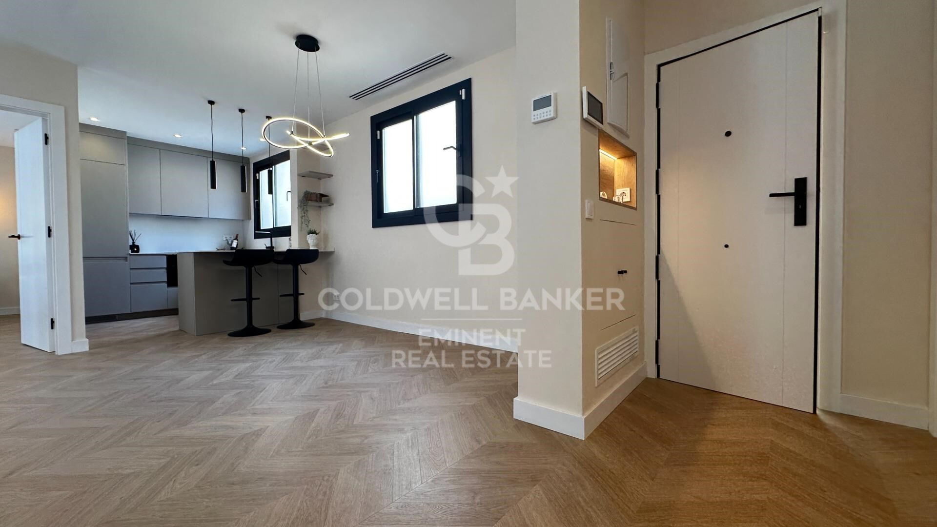 Furnished P1 apartment, newly built with attention to detail, featuring a private terrace, solarium, and communal pool.