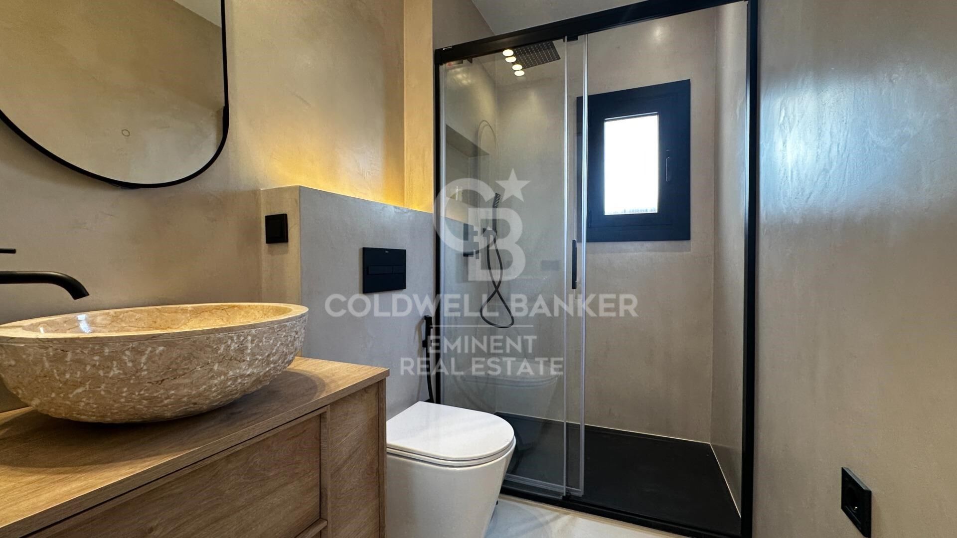 Furnished P1 apartment, newly built with attention to detail, featuring a private terrace, solarium, and communal pool.