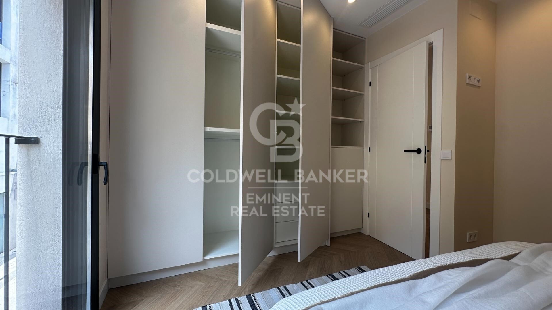 Furnished P1 apartment, newly built with attention to detail, featuring a private terrace, solarium, and communal pool.