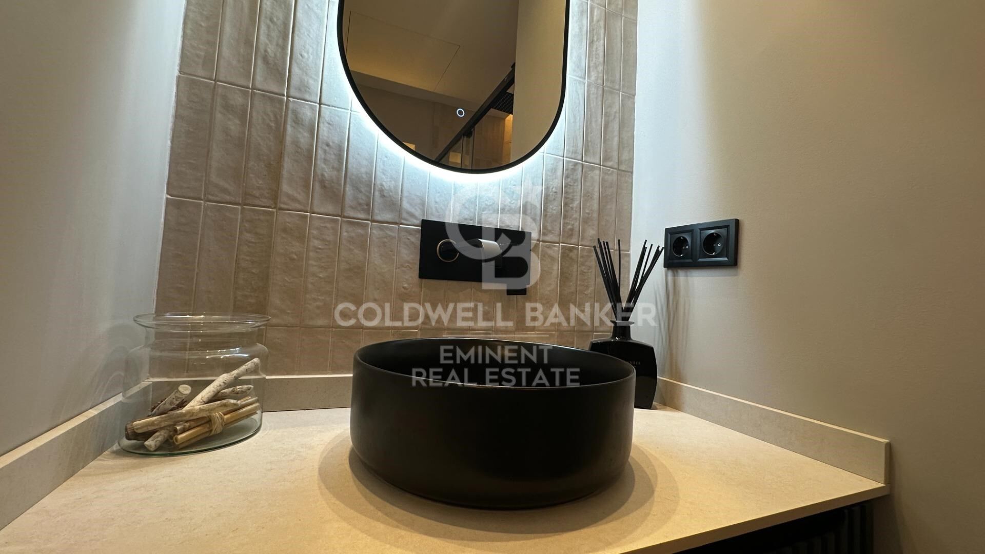 Furnished P1 apartment, newly built with attention to detail, featuring a private terrace, solarium, and communal pool.