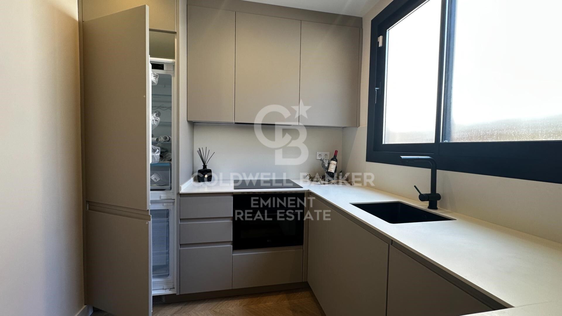 Furnished P1 apartment, newly built with attention to detail, featuring a private terrace, solarium, and communal pool.