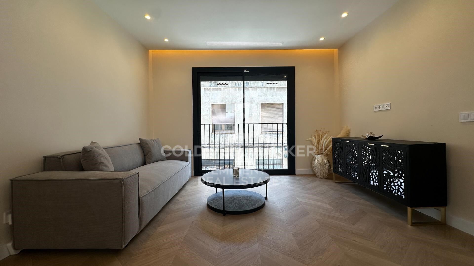 Furnished P1 apartment, newly built with attention to detail, featuring a private terrace, solarium, and communal pool.