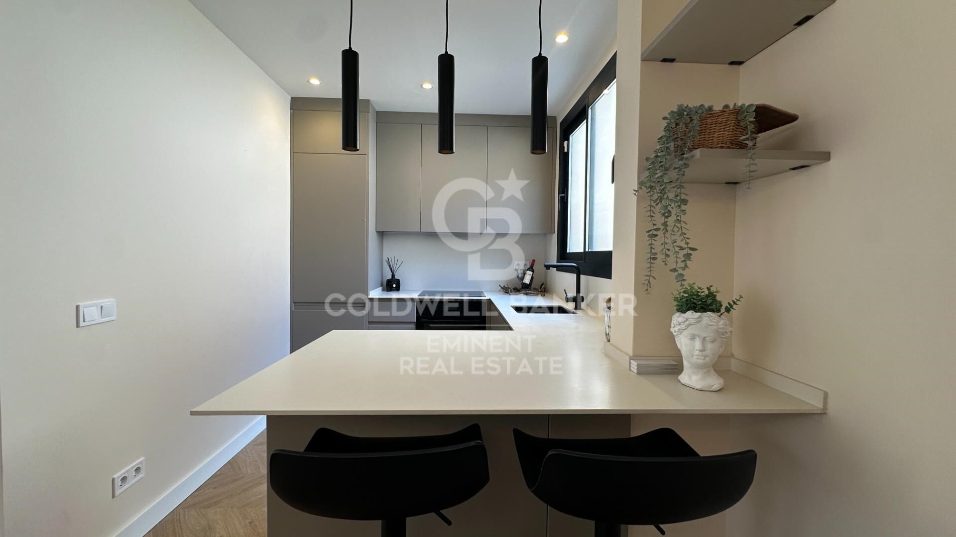 Furnished P1 apartment, newly built with attention to detail, featuring a private terrace, solarium, and communal pool.