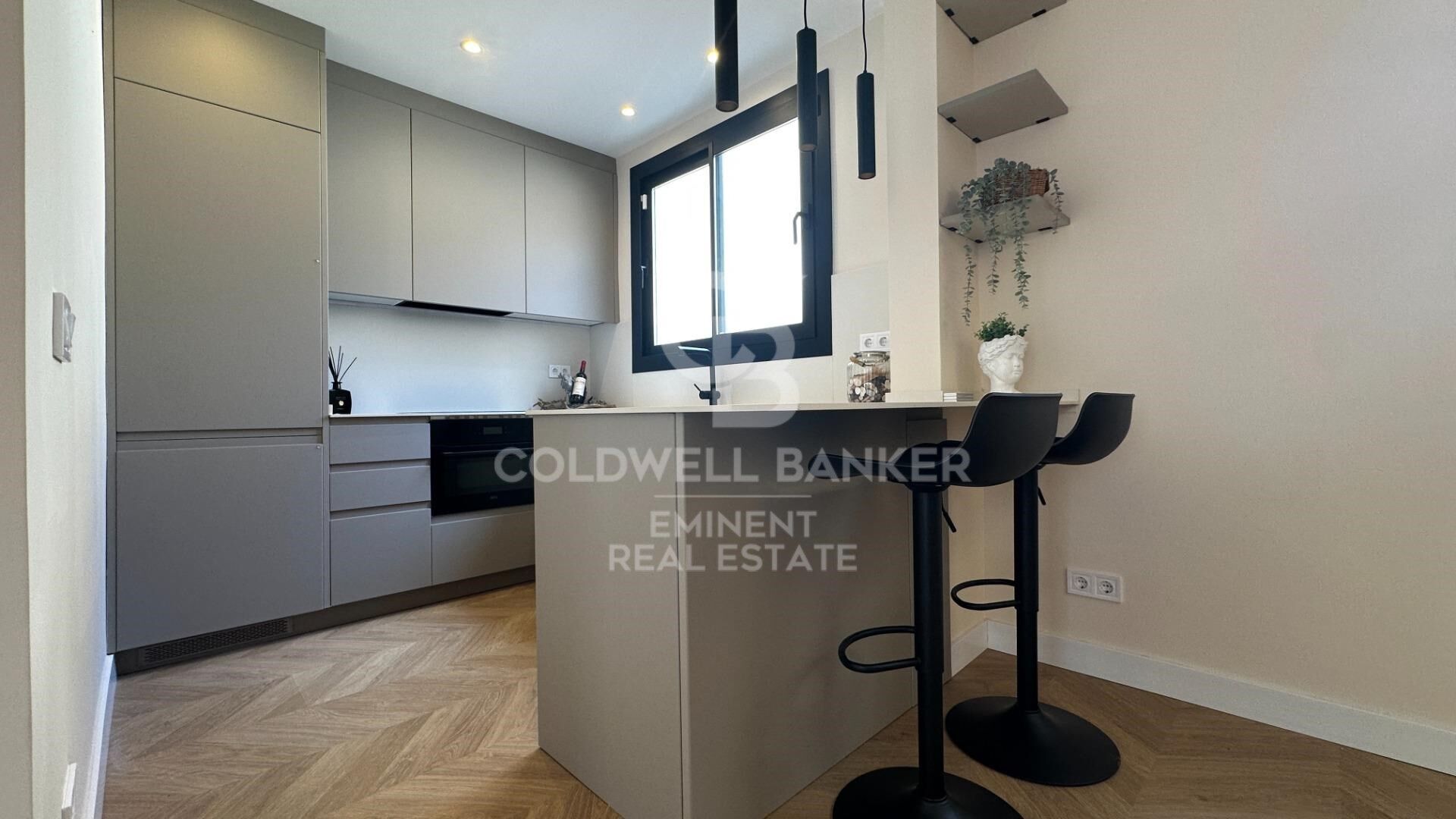 Furnished P1 apartment, newly built with attention to detail, featuring a private terrace, solarium, and communal pool.