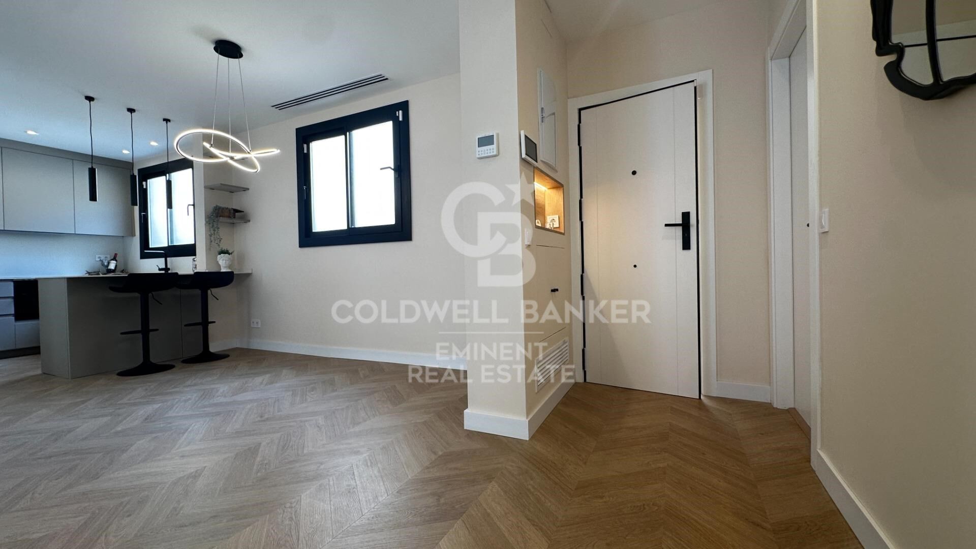 Furnished P1 apartment, newly built with attention to detail, featuring a private terrace, solarium, and communal pool.