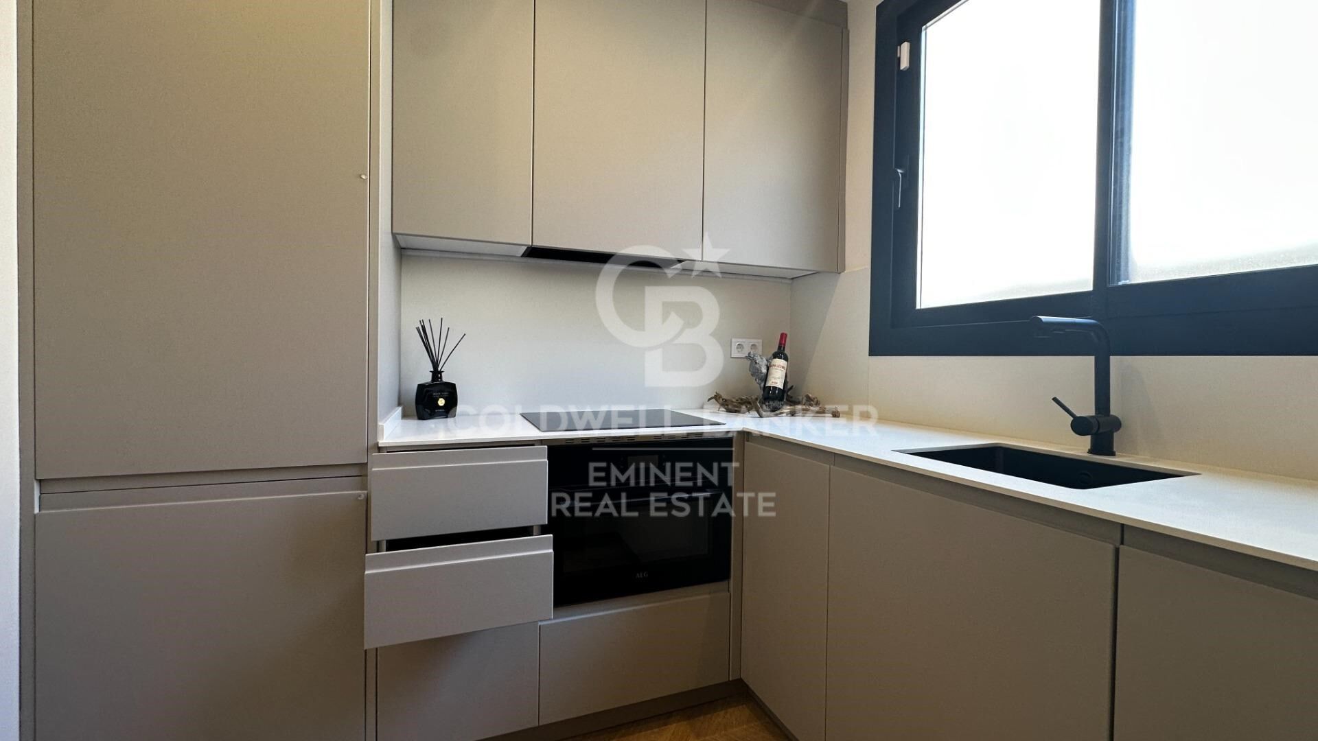 Furnished P1 apartment, newly built with attention to detail, featuring a private terrace, solarium, and communal pool.