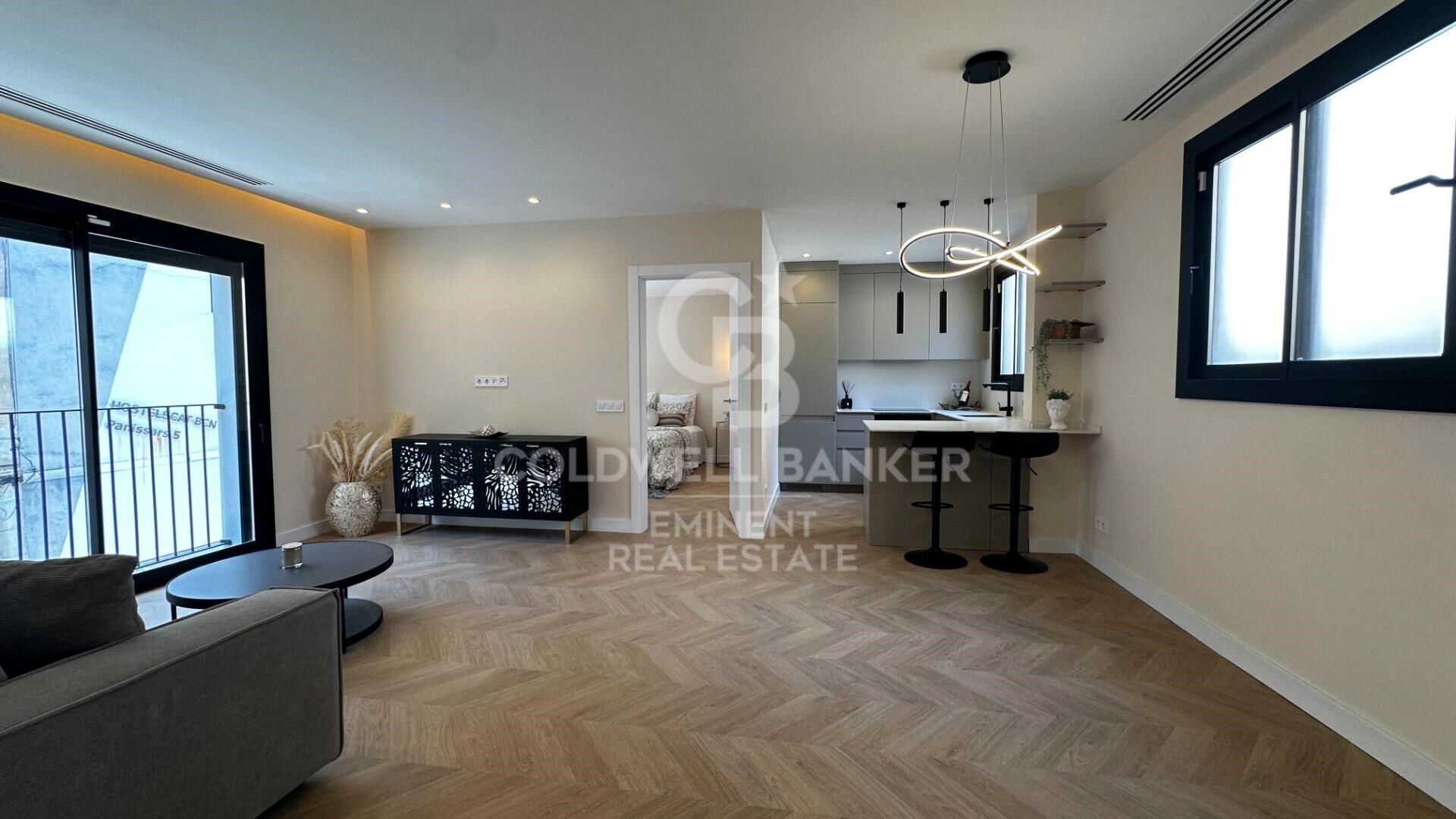 Appartement P1 meublé, neuf avec des finitions soignées, disposant d'une terrasse privée, d'un solarium et d'une piscine commune.