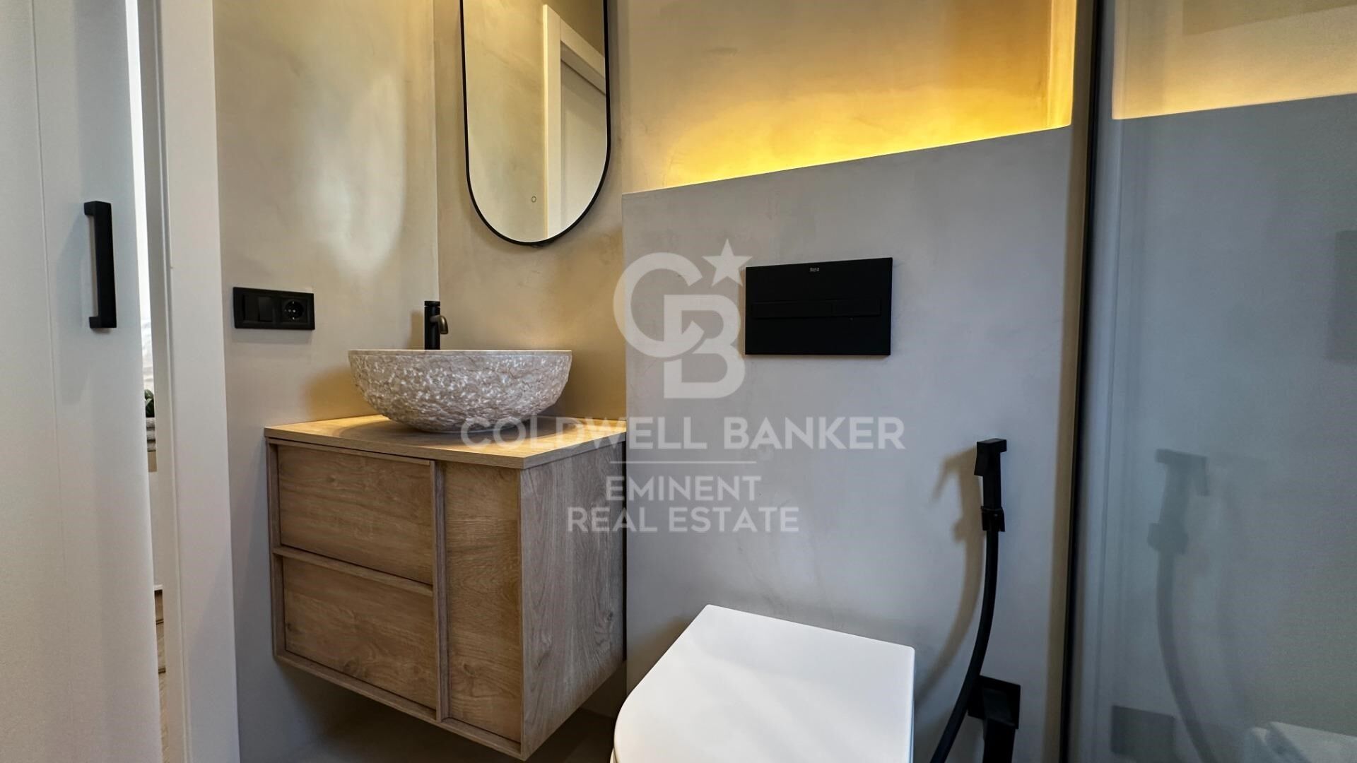 Furnished P1 apartment, newly built with attention to detail, featuring a private terrace, solarium, and communal pool.