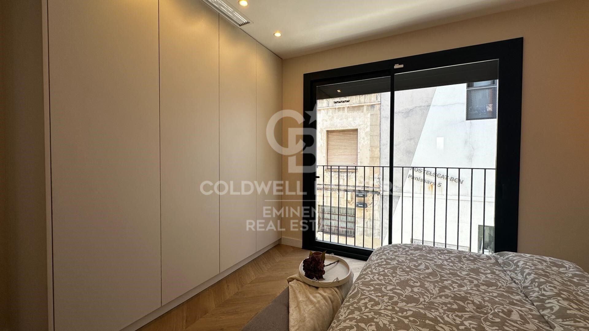 Furnished P1 apartment, newly built with attention to detail, featuring a private terrace, solarium, and communal pool.