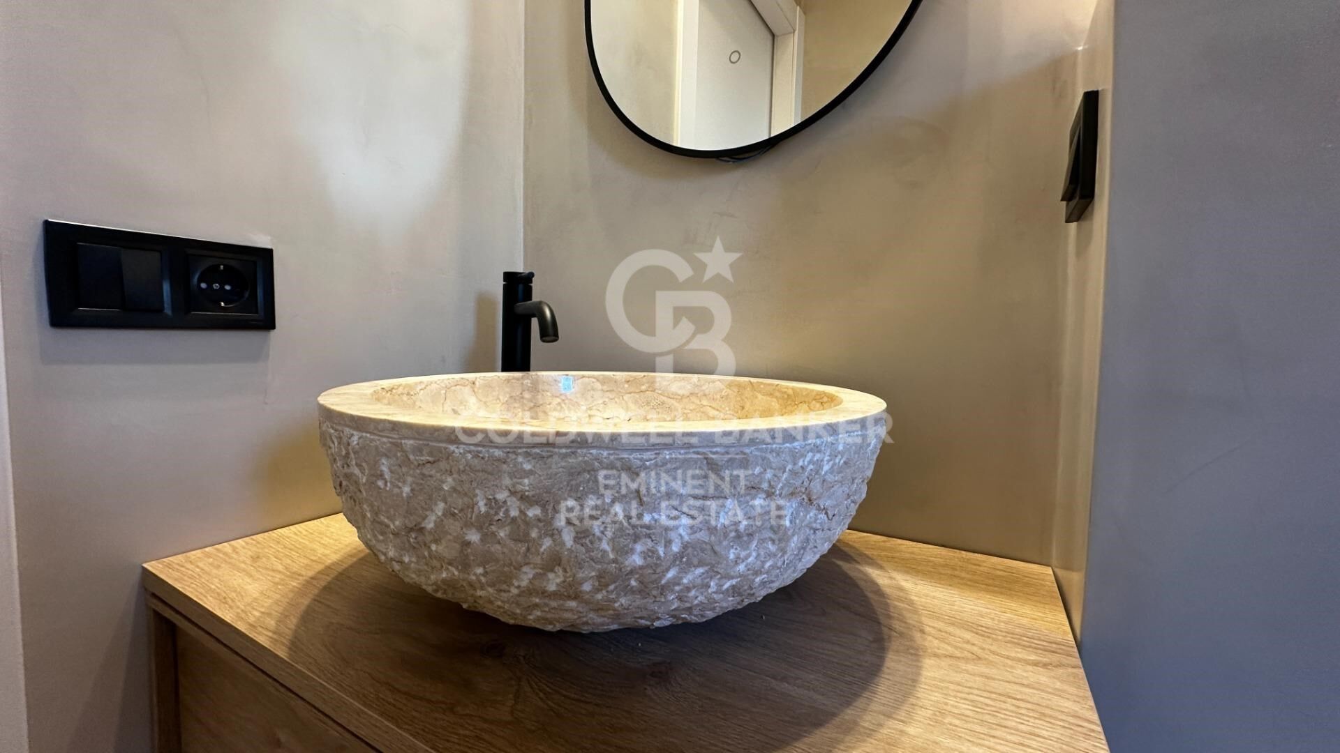 Appartement P1 meublé, neuf avec des finitions soignées, disposant d'une terrasse privée, d'un solarium et d'une piscine commune.