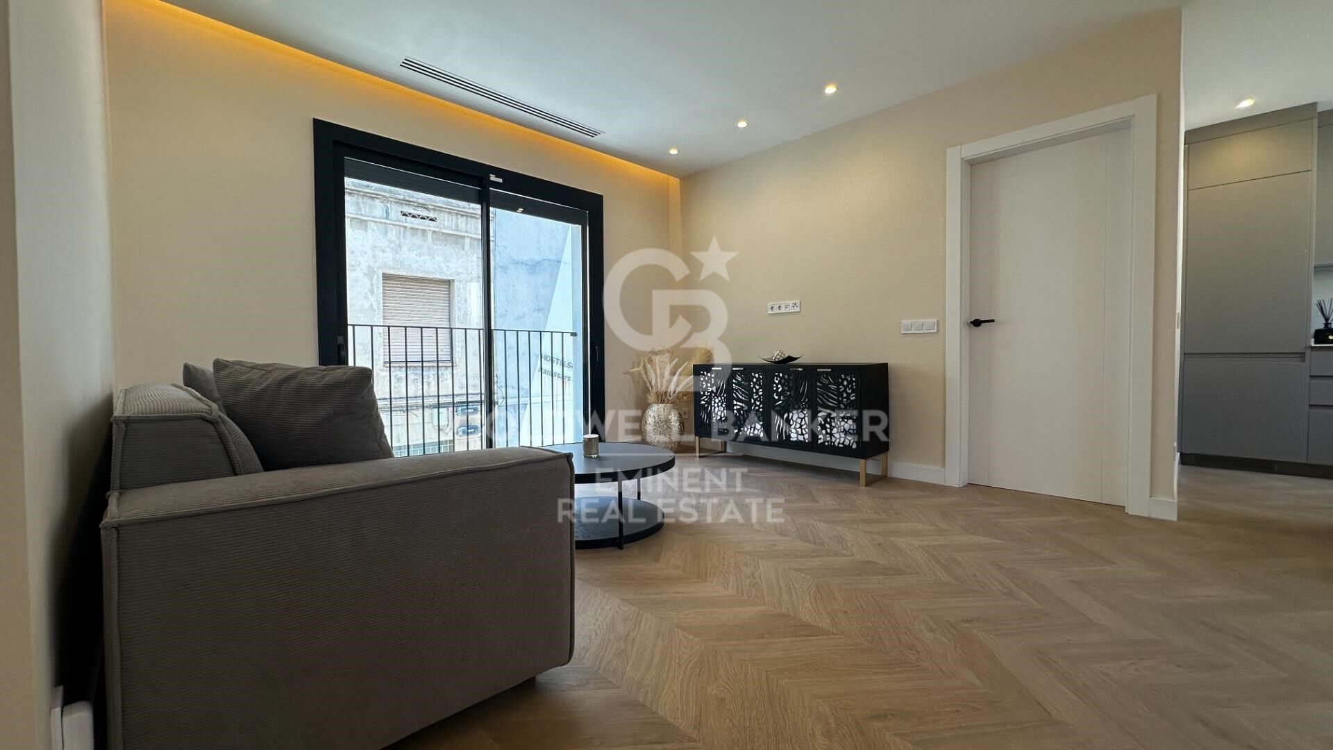 Appartement P1 meublé, neuf avec des finitions soignées, disposant d'une terrasse privée, d'un solarium et d'une piscine commune.