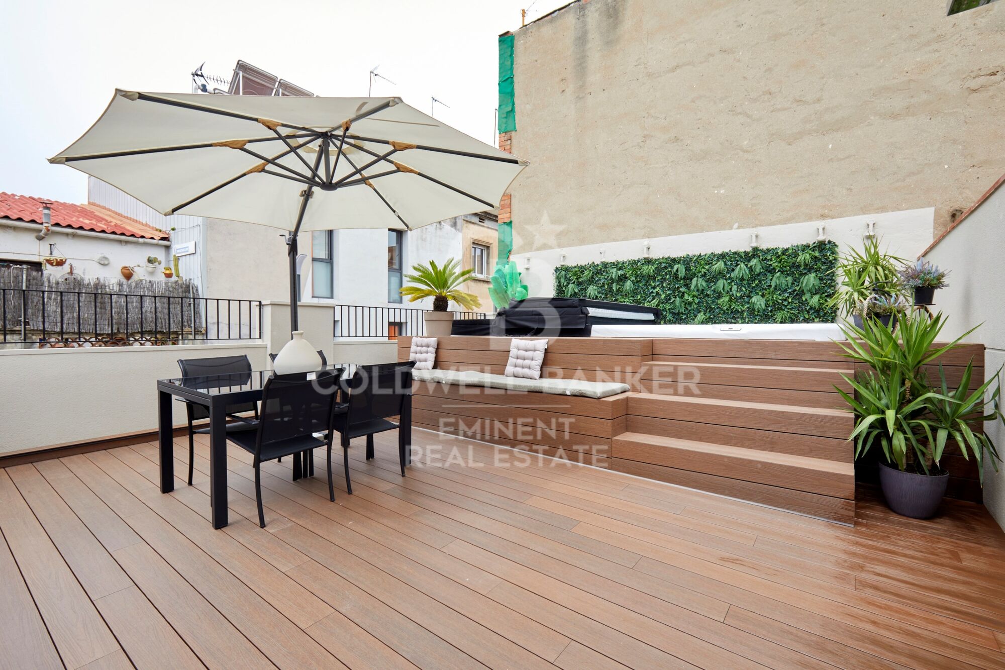 Appartement P1 meublé, neuf avec des finitions soignées, disposant d'une terrasse privée, d'un solarium et d'une piscine commune.